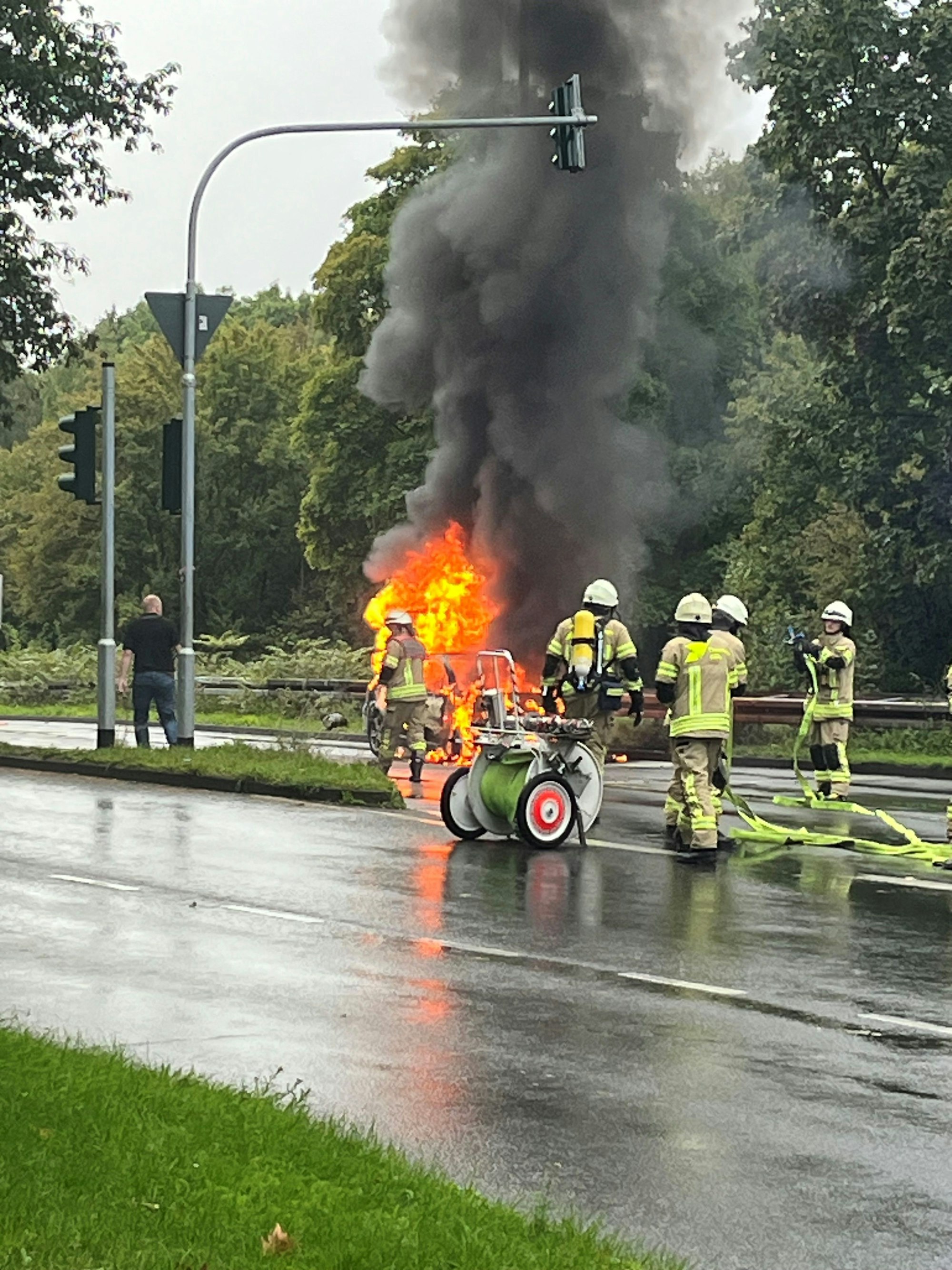 Die Feuerwehr bei den Löscharbeiten eines brennenden Autos auf der Inneren Kanalstraße.