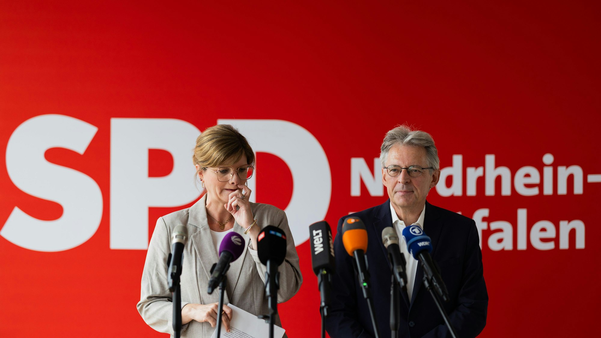 Düsseldorf: Sarah Philipp und Achim Post, Vorsitzende der nordrhein-westfälischen SPD, geben im Johannes-Rau-Haus, der Parteizentrale, ein Statement zu den Kommunalwahlen ab.
