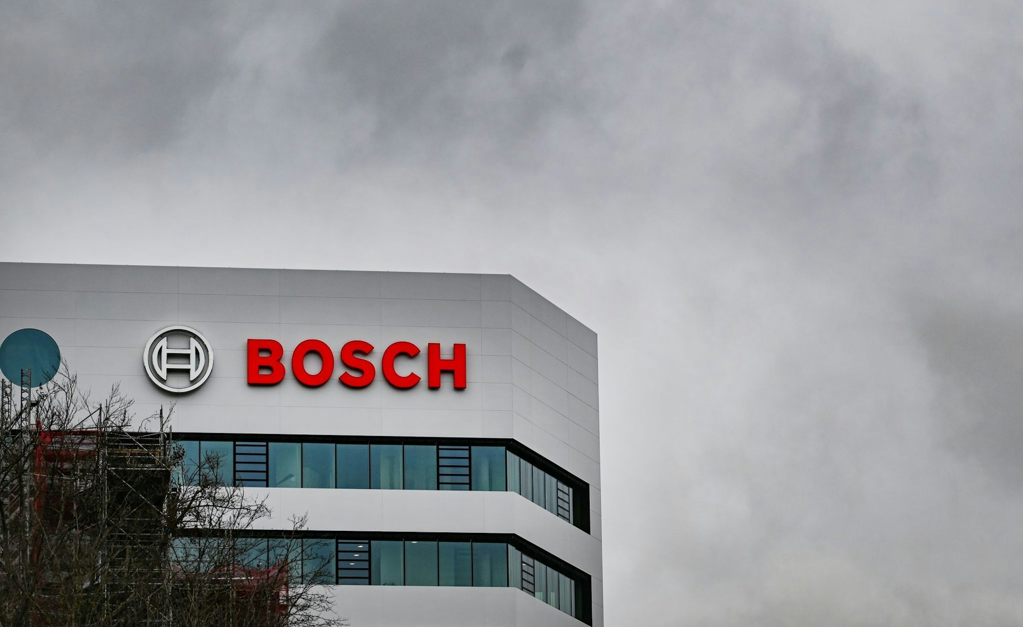 Der Autozulieferer Bosch muss noch mehr sparen als erwartet. (Archivbild)