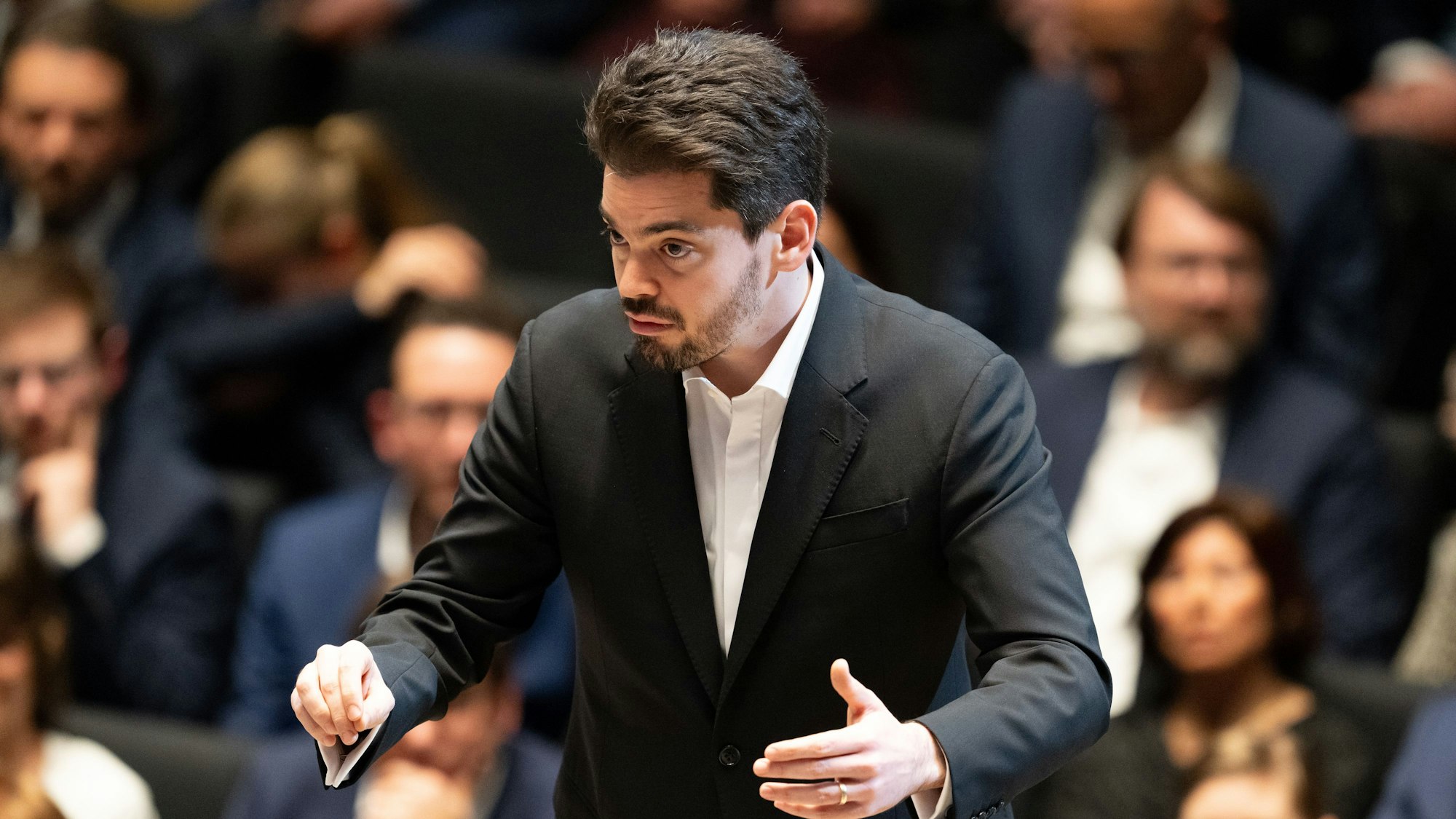 ARCHIV - 26.01.2024, Bayern, München: Lahav Shani, zukünftiger Chefdirigent der Münchner Philharmoniker, steht nach der Verleihung der Goldenen Ehrenmünze der Stadt München an Dirigent Mehta auf der Bühne. Mehta bekam die Auszeichnung «in Anerkennung seiner außerordentlichen kulturellen Leistungen um die Musikstadt München», wie die Stadt mitteilte. (zu dpa: «Belgiens Premier besucht Shani-Auftritt - Merz lobt») Foto: Sven Hoppe/dpa +++ dpa-Bildfunk +++