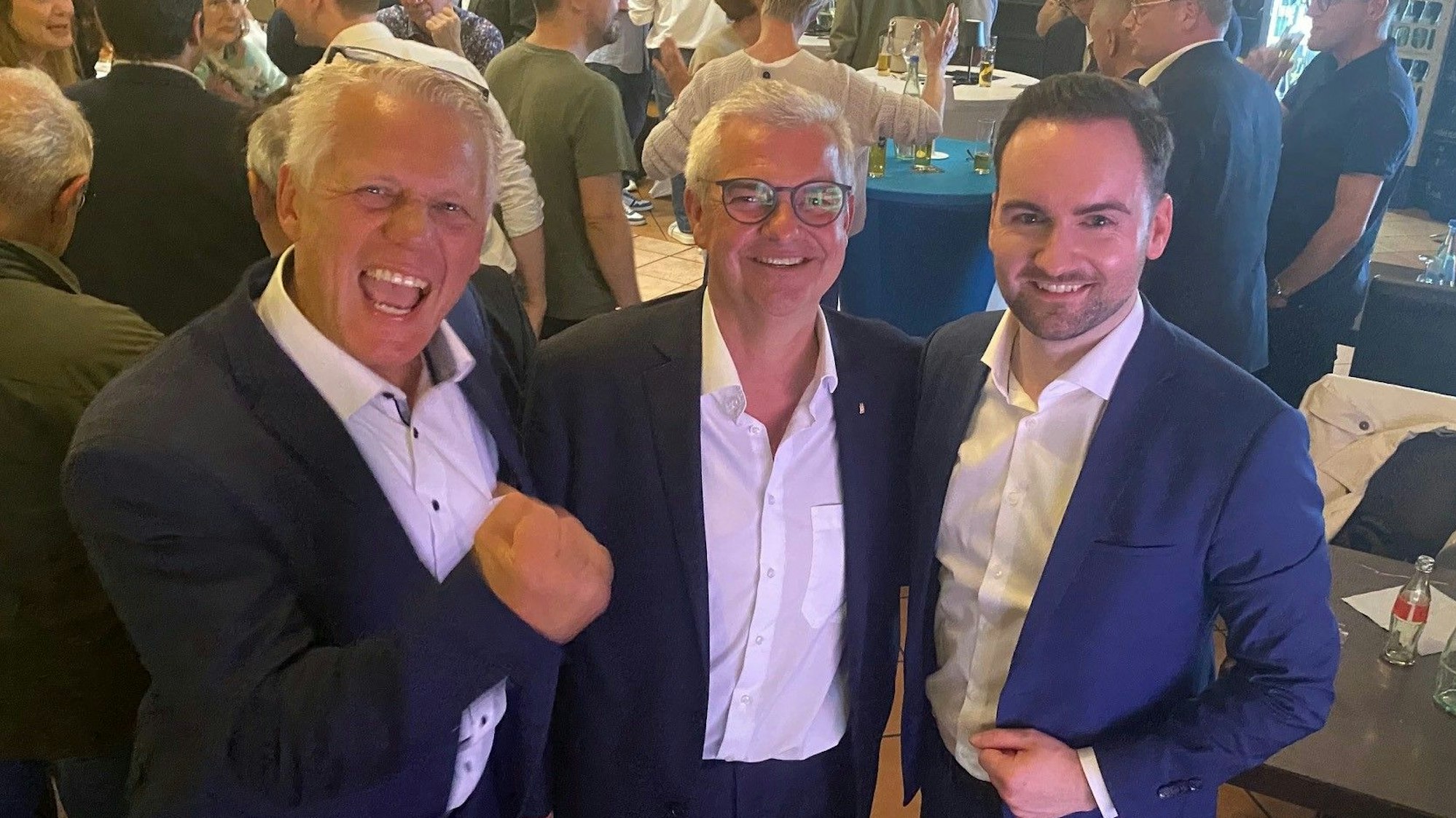 Zu sehen sind Bürgermeisterkandidat Marc Prokop, Parteichef Andre Hess und der Fraktionsvorsitzende Holger Köllejan.