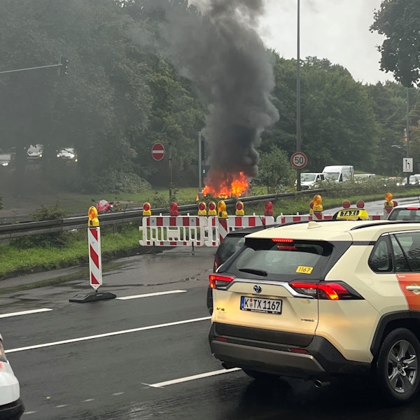 Dunkle Rauchschwaden stiegen am Montagmorgen über der Inneren Kanalstraße auf.