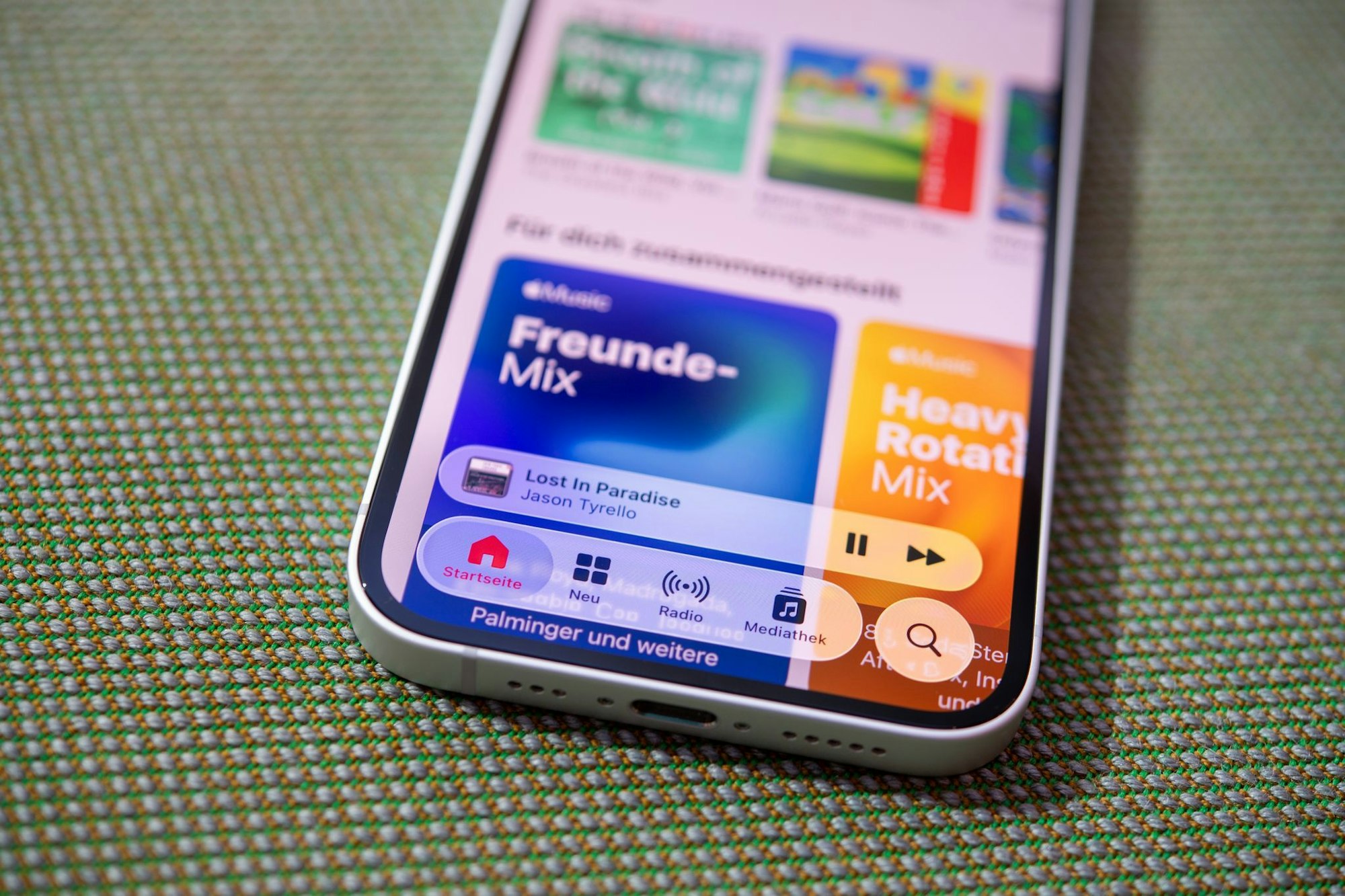 Neu, etwas transparenter, runder und schwebend: Die Benutzeroberfläche von iOS wurde mit Version 26 optisch erneuert.
