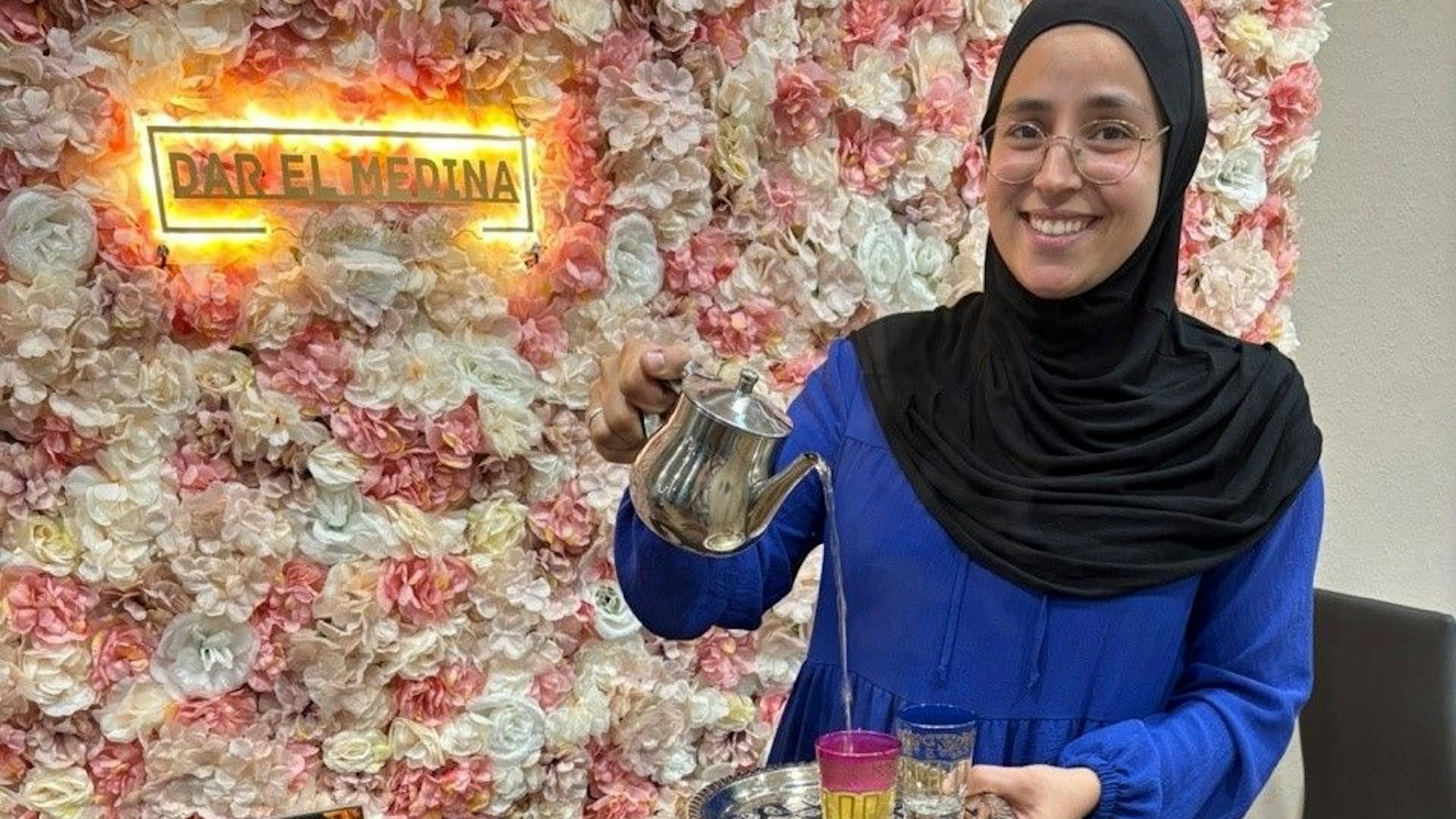 Im Café Dar el Medina serviert Mariam Boudraa marokkanischen Minztee.