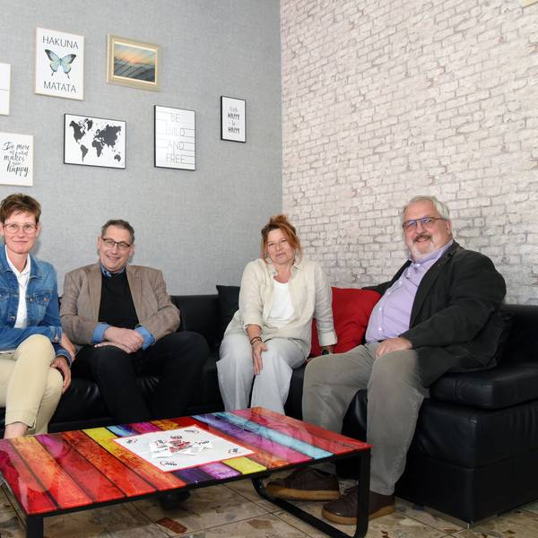 Das Foto zeigt vier Personen, die auf zwei Sofas sitzen. Es handelt sich um Vertreter der Arbeiterwohlfahrt und um Bürgermeister Stefan Meisenberg