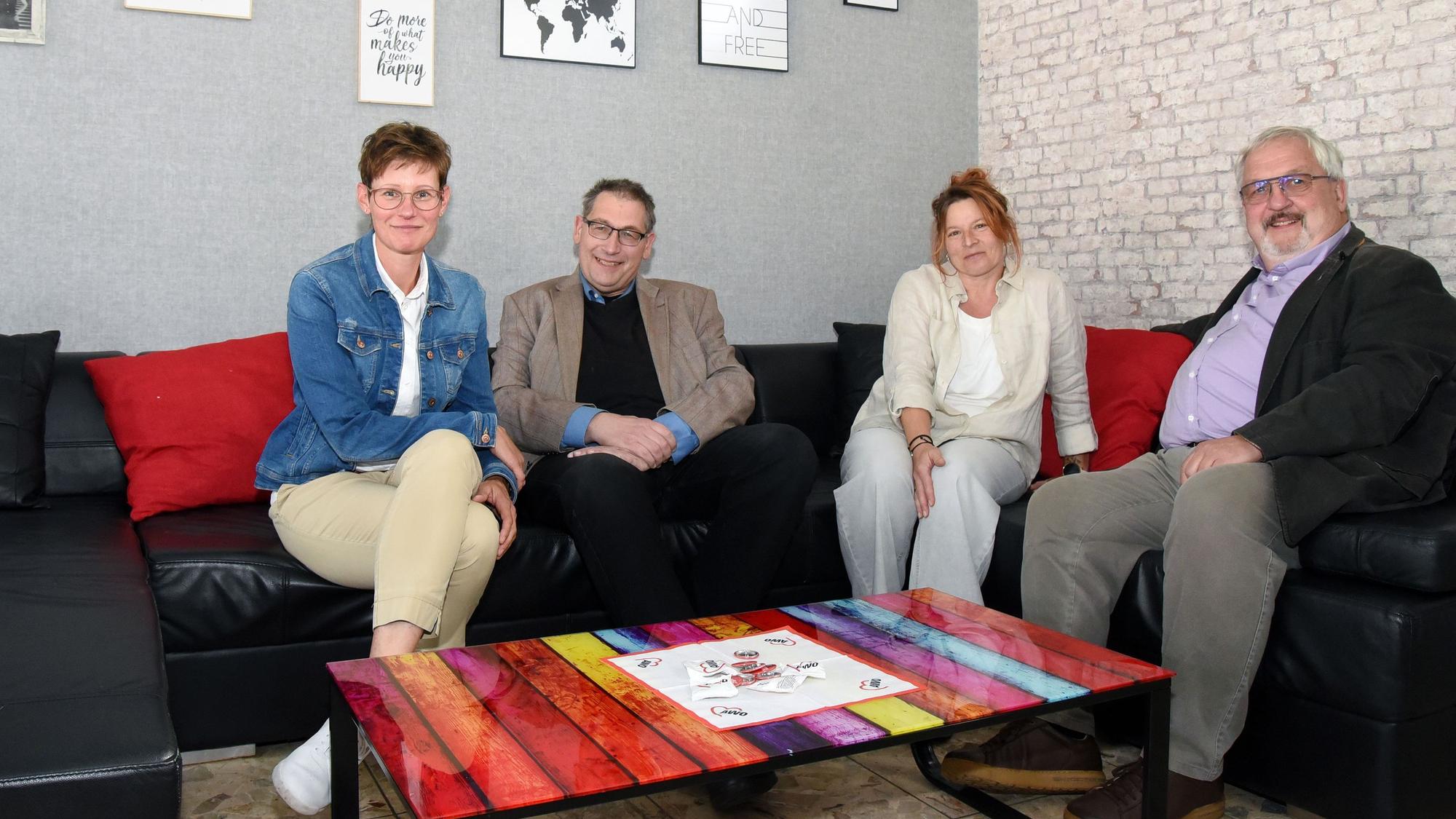 Das Foto zeigt vier Personen, die auf zwei Sofas sitzen. Es handelt sich um Vertreter der Arbeiterwohlfahrt und um Bürgermeister Stefan Meisenberg