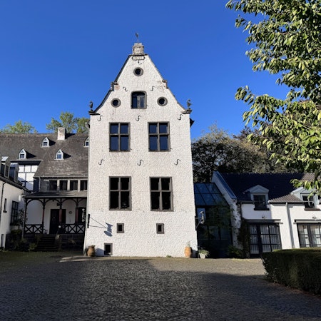 Die Burg Gleuel vom Innenhof aus gesehen.