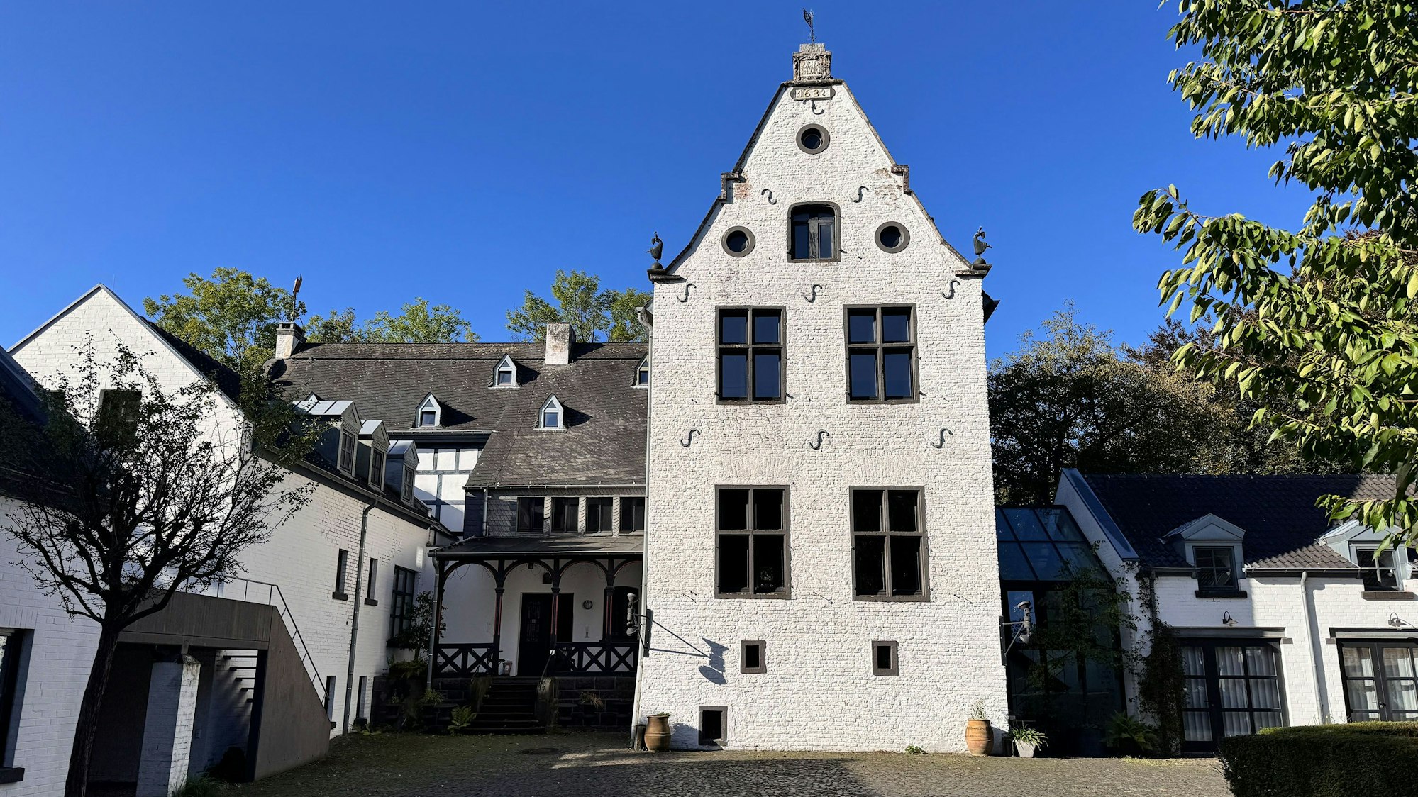 Die Burg Gleuel vom Innenhof aus gesehen.