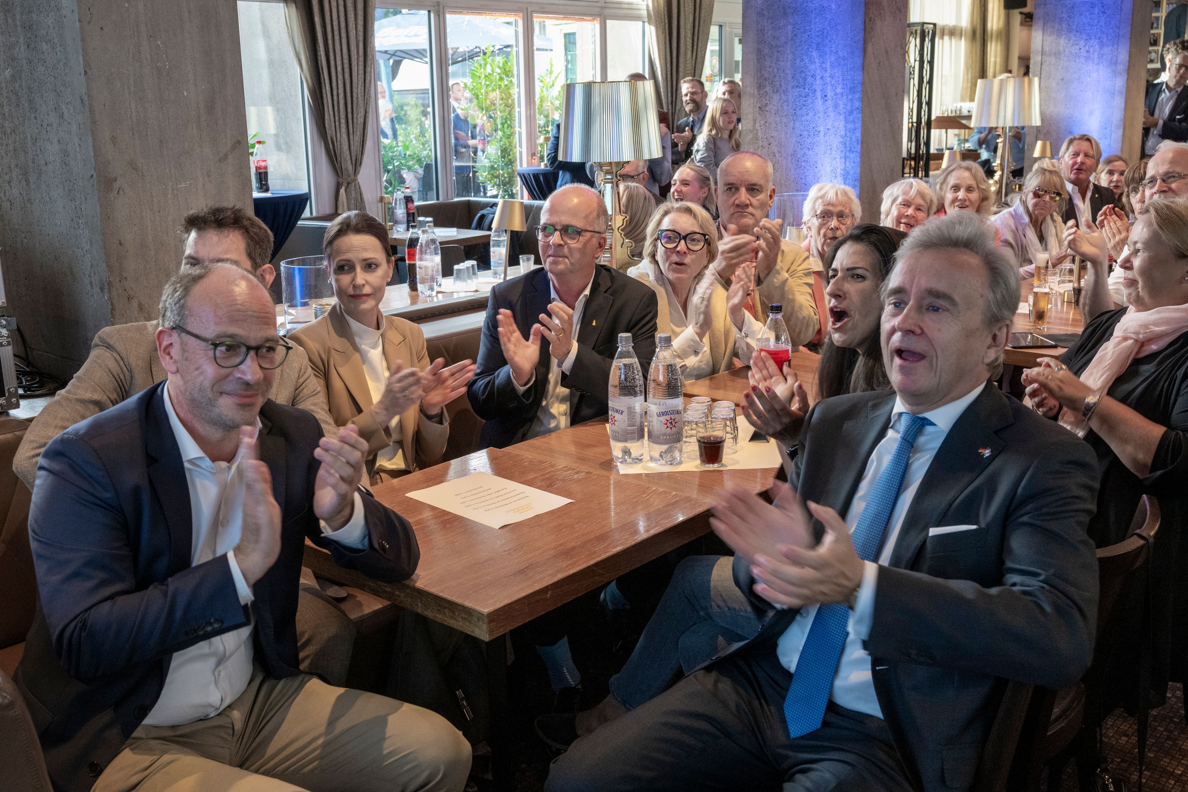 Die Partei- und Fraktionsspitze um CDU-Fraktionsgeschäftsführer Niklas Kienitz (links), Parteichefin Serap Güler (2. von links) und Fraktionschef Bernd Petelkau (rechts). Das Bild stammt vom Tag der Kommunalwahl am 14. September 2025.