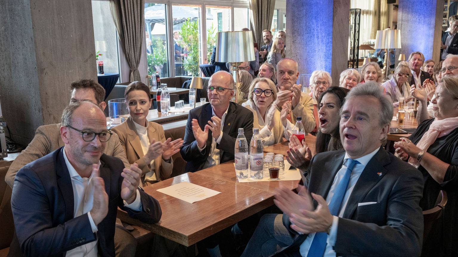 Die Partei- und Fraktionsspitze um CDU-Fraktionsgeschäftsführer Niklas Kienitz (links), Parteichefin Serap Güler (2. von links) und Fraktionschef Bernd Petelkau (rechts). Das Bild stammt vom Tag der Kommunalwahl am 14. September 2025.