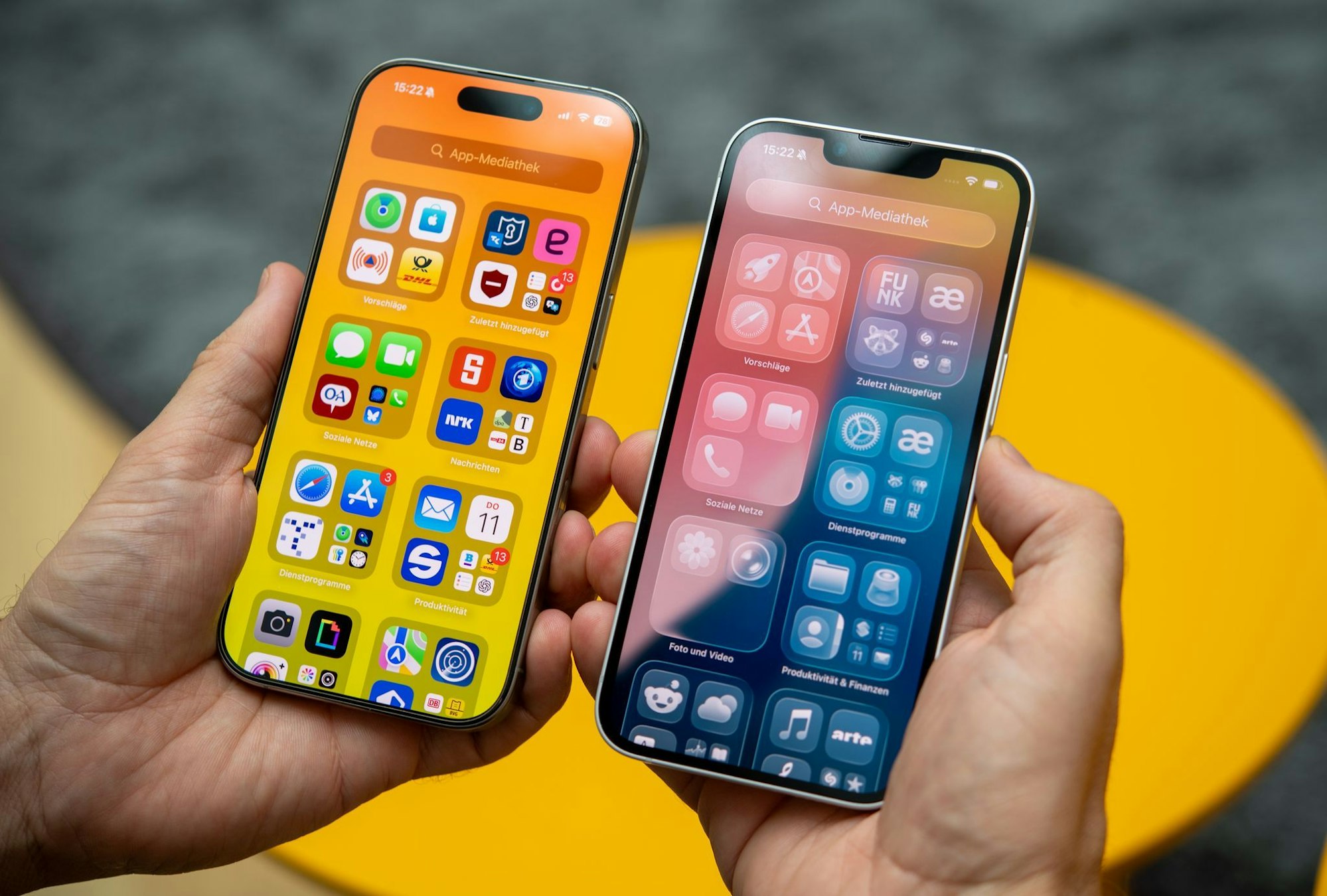 Links «alt», rechts «neu»: iOS 26 erlaubt viele neue Farbeinstellungen für die Menüs - auch transparente App-Icons.