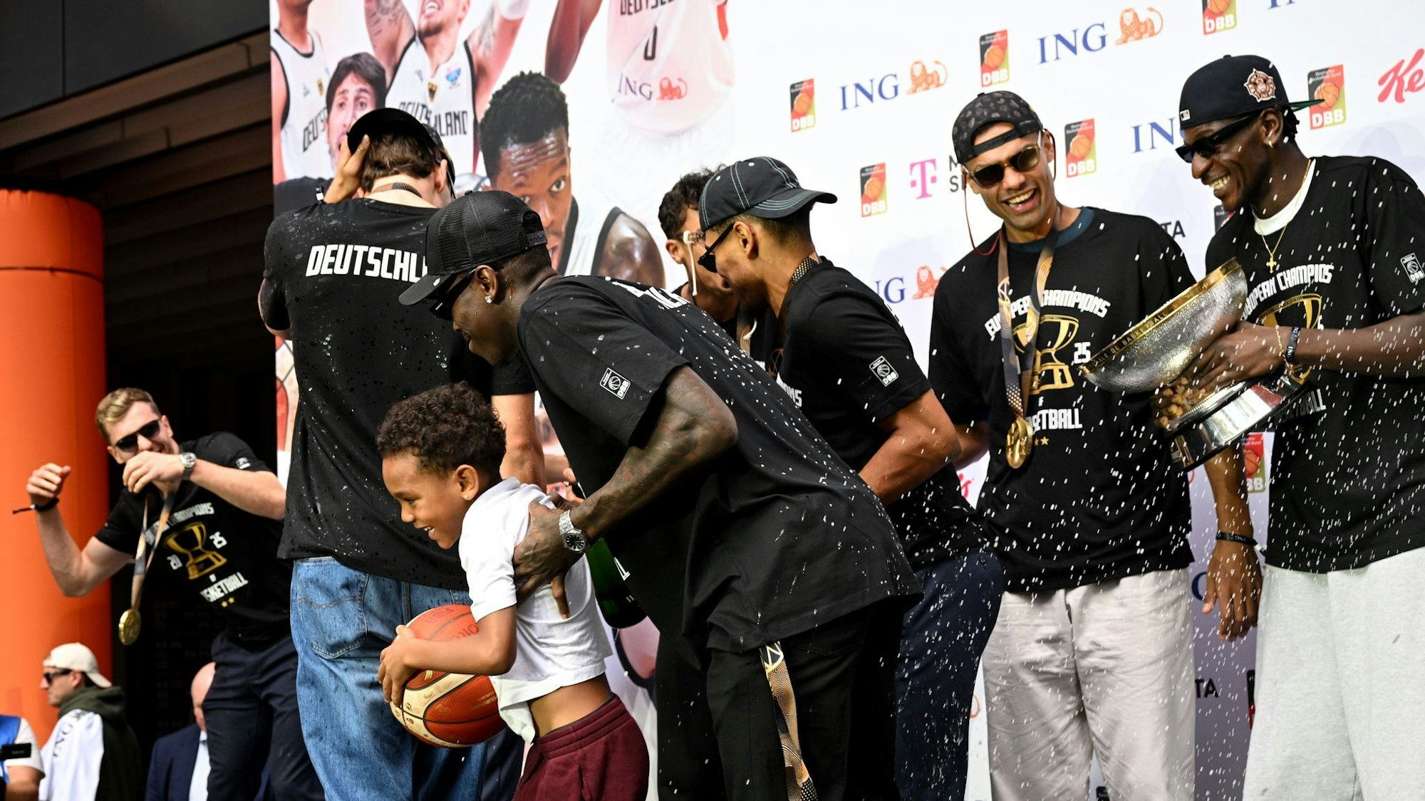 Von Riga nach Frankfurt. Basketballer lassen sich feiern