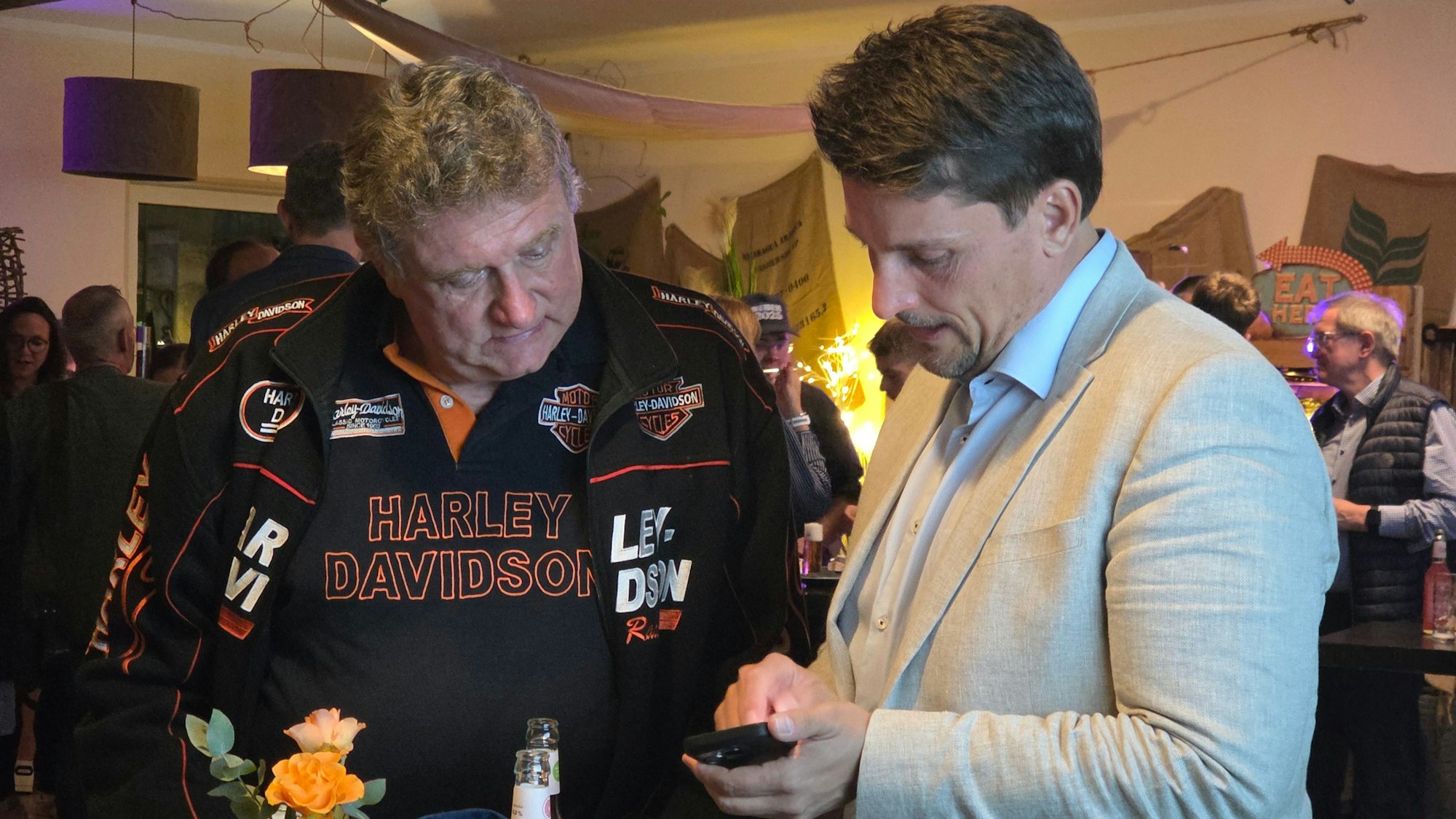 Kommunalwahl in Troisdorf: Gebannt schaut man bei der CDU Troisdorf auf die Bildschirme und Handys, um die Auszählungen mitzuverfolgen. v.l.: Heinz Nagel und Alexander Biber