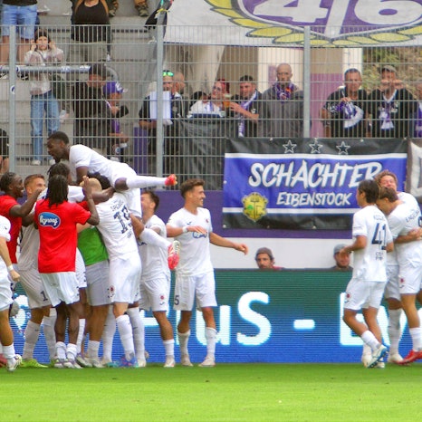 Kölner Jubel nach dem 0:3 Fußball 3.Liga 2025/26 FC Erzgebirge Aue - Viktoria Köln 0:3 am 13.9.2025 Erzgebirge Aue - Viktoria Köln *** Cologne celebrating after the 0 3 Football 3 League 2025 26 FC Erzgebirge Aue Viktoria Köln 0 3 on 13 9 2025 Erzgebirge Aue Viktoria Köln