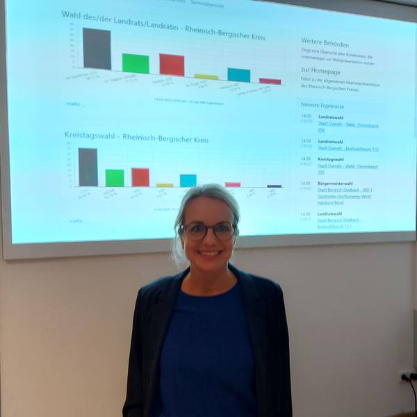 Laura Lundberg steht am Wahlabend vor den Wahltabellen im Herzogenhof Odenthal.