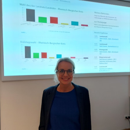 Laura Lundberg steht am Wahlabend vor den Wahltabellen im Herzogenhof Odenthal.