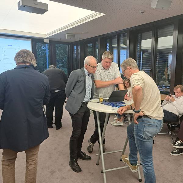 CDU-Chef Oliver Krauß (l.) und Ingo Steiner Fraktionsvorsitzender der Grünen (2.v.l.) verfolgen die Auszählung der Stimmen. Eine Fortsetzung der schwarz-grünen Kreistagskoalition ist wahrscheinlich.