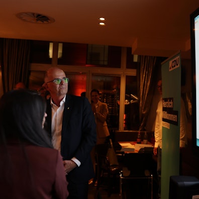 Dunkler Moment: CDU-Kandidat Markus Greitemann blickt am Wahlabend auf die Ergebnisse.