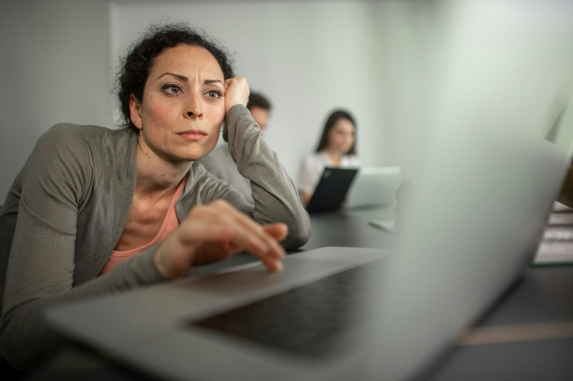 Mal wieder vom Job in frustriert? Dann kann ein Perspektivwechsel helfen, in der «Gestört GmbH» weiter klarzukommen.