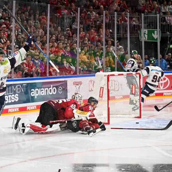 Sinnbildlich: Marcel Noebels (l.) jubelt über das 5:3 für Berlin, während Haie-Goalie Tobias Ancicka und Kapitän Moritz Müller geschlagen auf dem Eis liegen.
