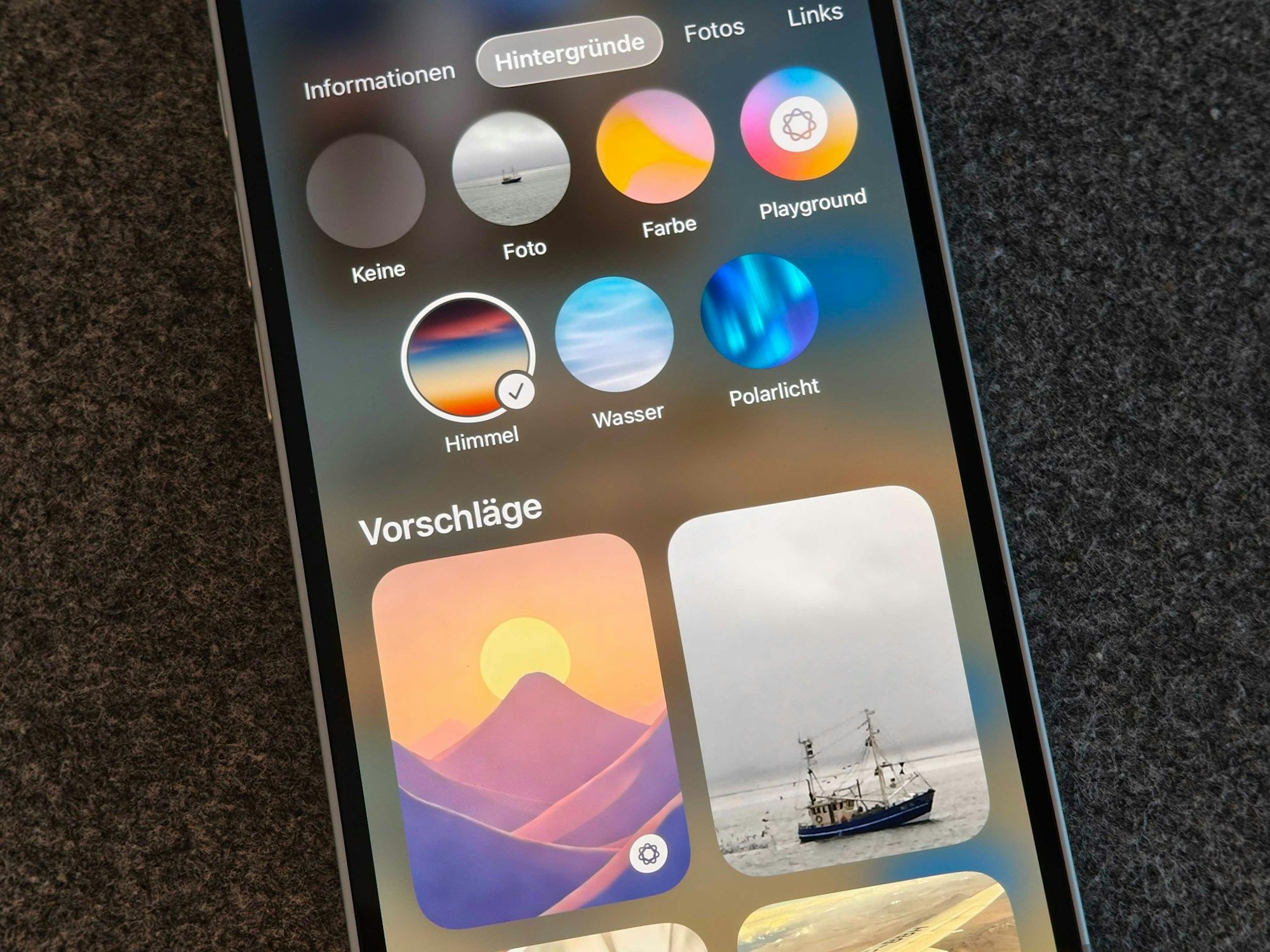 Langweiliger Hintergrund war gestern: Mit iOS 26 kann man endlich eigene Hintergrundbilder für Chats in der Nachrichten-App auswählen.
