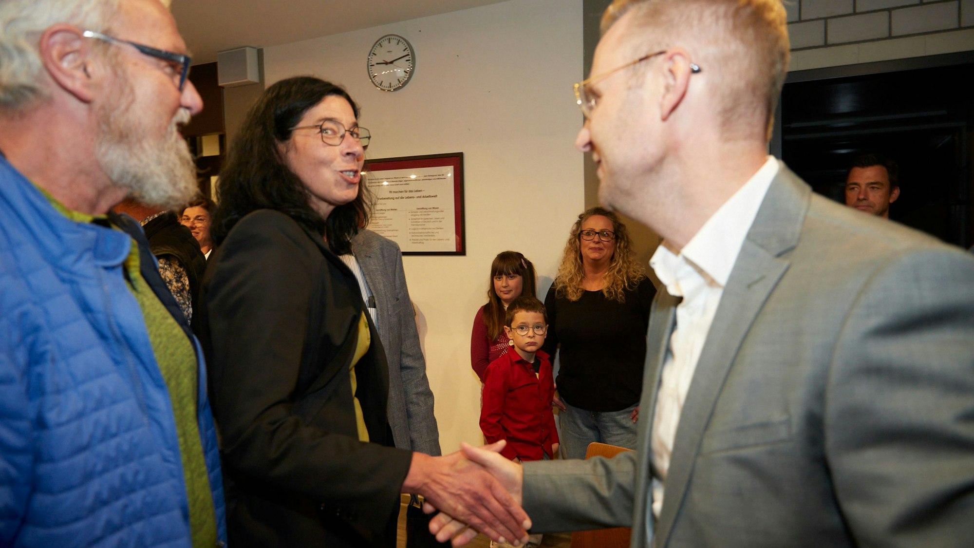 Martin Berners und seine Gegenkandidatin Ramona Hörnchen schütteln sich die Hände.