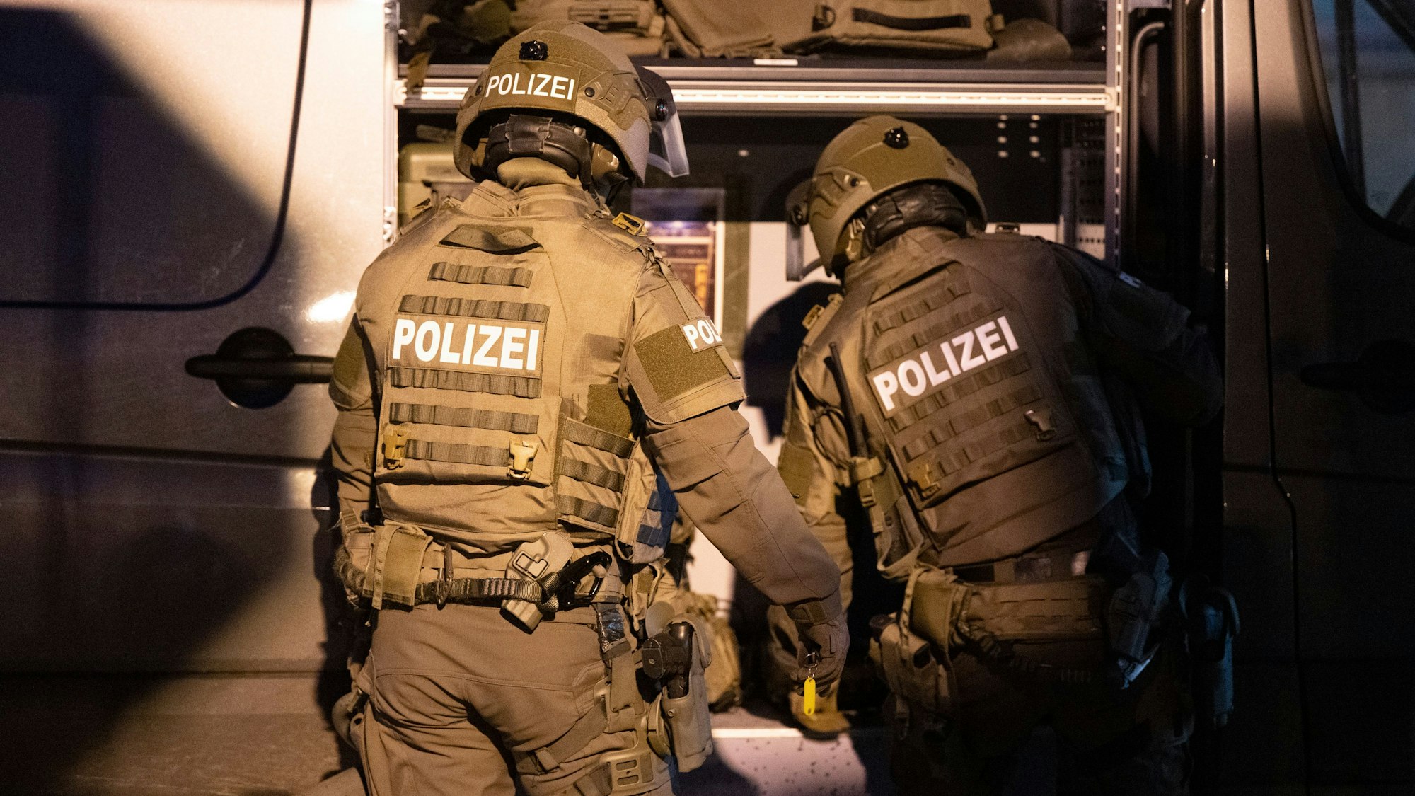 Beamte eines Spezialeinsatzkommandos (SEK) halfen der Polizei bei den Einsätzen in in Bergheim.