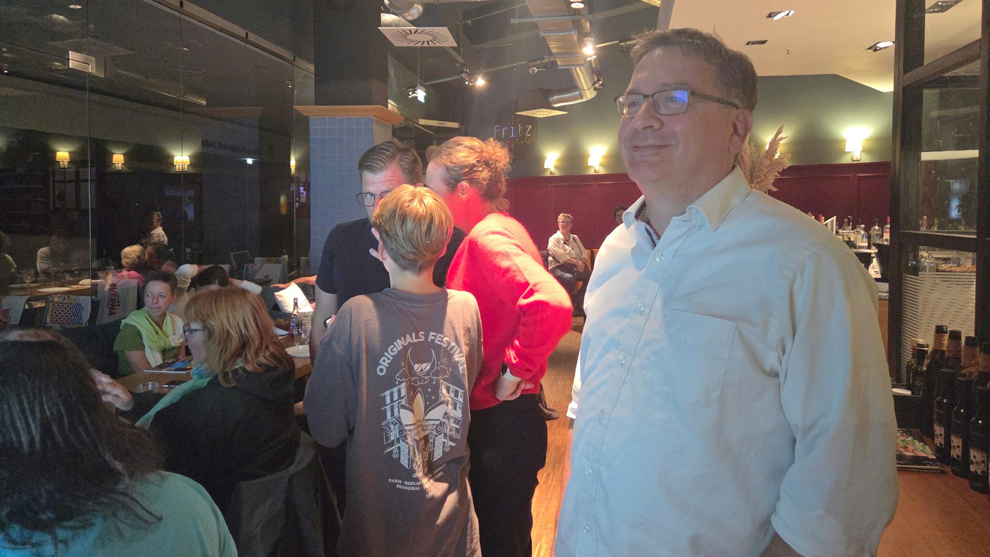 Kommunalwahl in Troisdorf: Thomas Möws schaut gebannt auf den Bildschirm