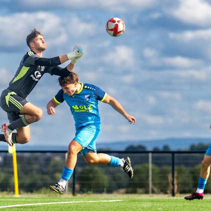 Das Bild zeigt Torhüter Jan Beyers, der mit den Fäusten einen Ball klärt.