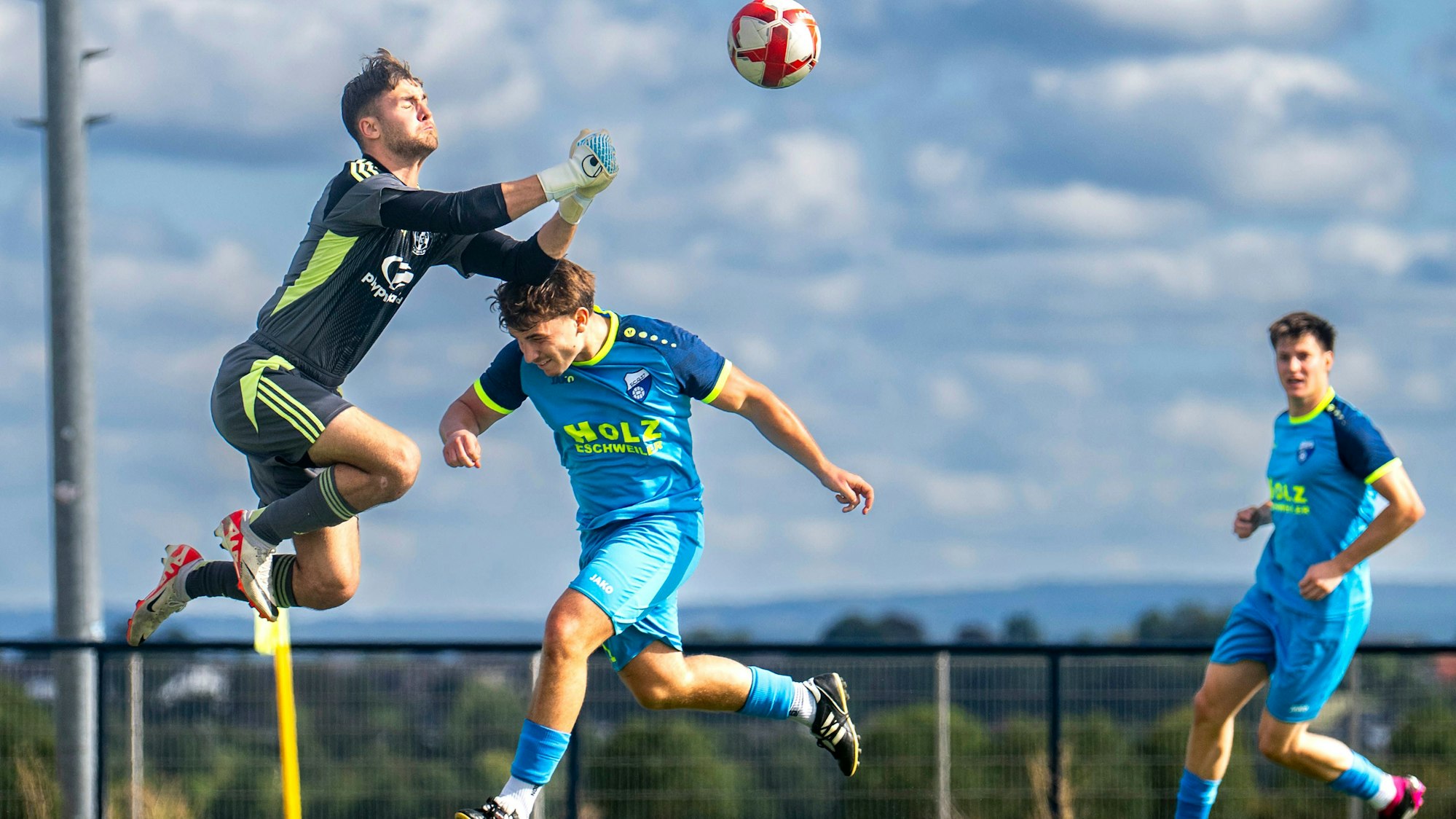 Das Bild zeigt Jan Beyers, der den Ball wegfaustet.