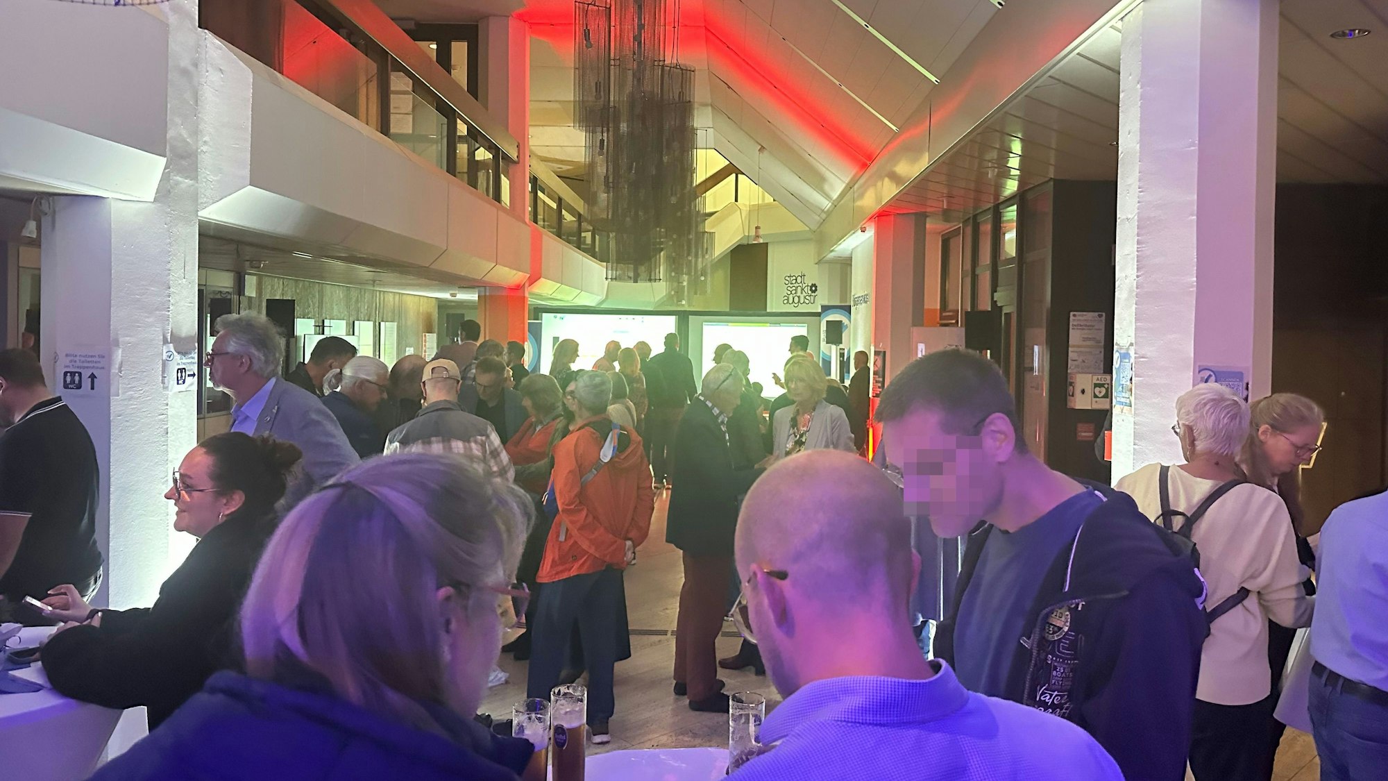 Gut besucht war die Wahlparty im Rathaus von Sankt Augustin. Als das Ergebnis bekannt gegeben wurde, lud Bürgermeister Dr. Max Leitterstorf die Gäste zu Freibier ein.