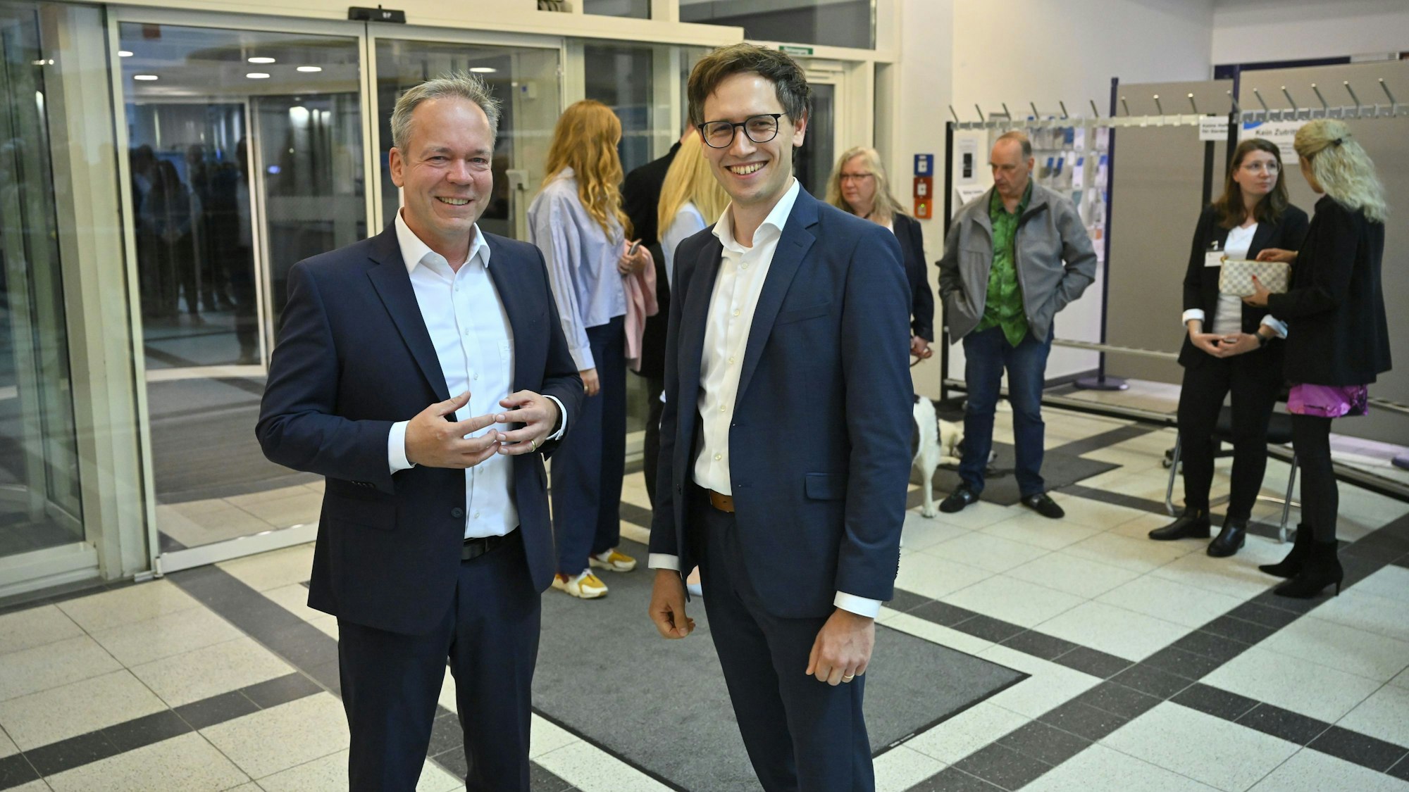 Klaus Grootens (CDU) und Sven Lichtmann (SPD) stehen nebeneinander.