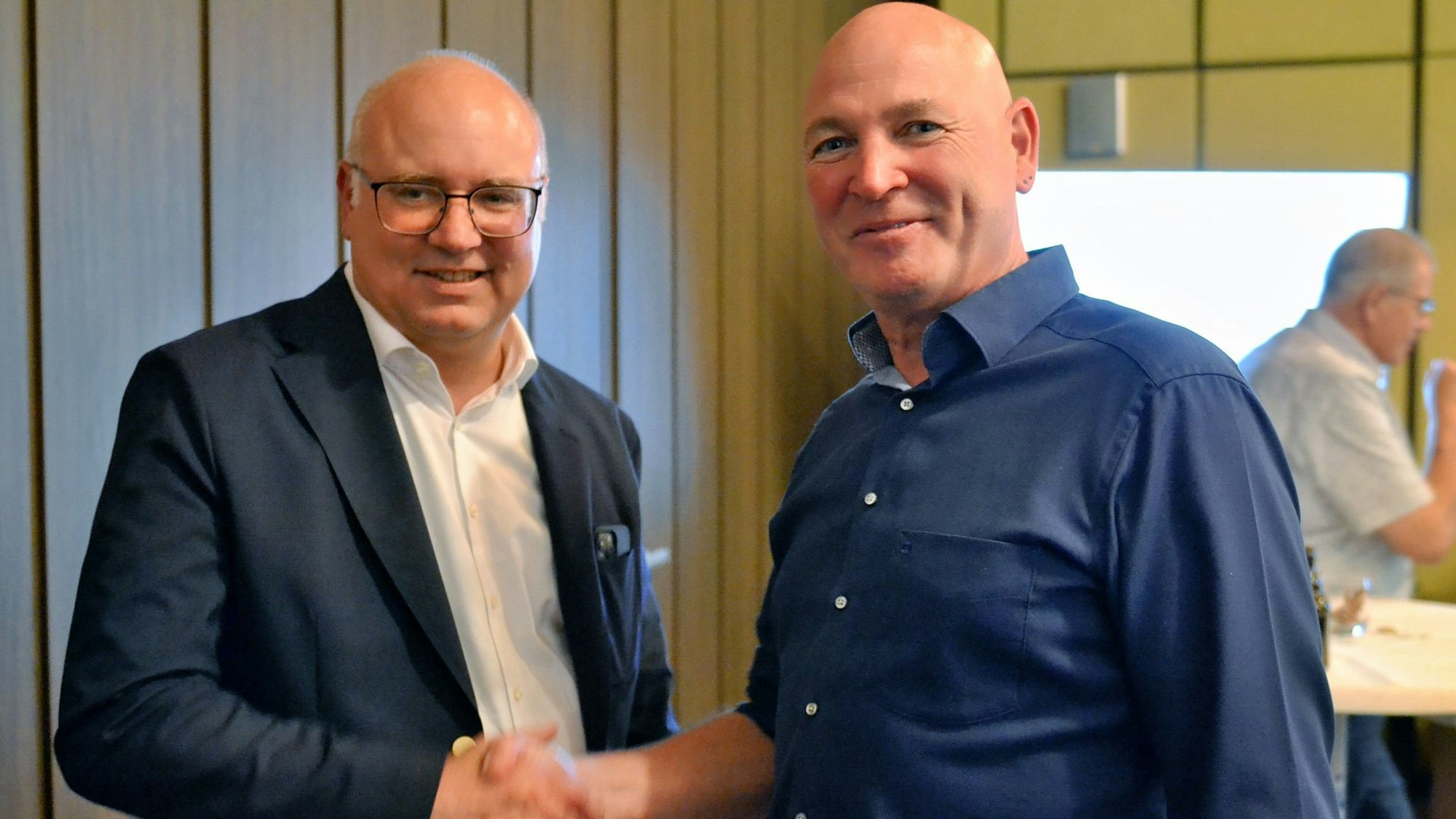 Jochen Weiler und Dirk Nagelschmidt (v.l.) beim obligatorischen Handschlag nach der Wahl.