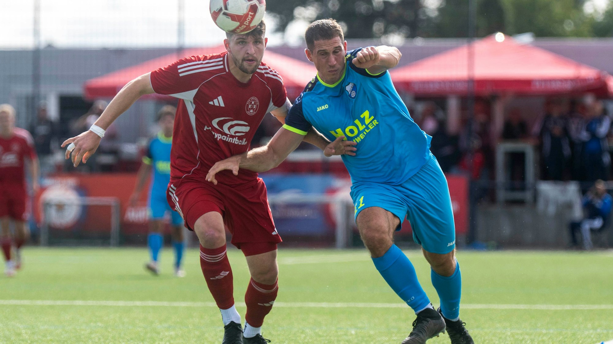 Das Bild zeigt Pennartz im Zweikampf mit Marvin Büttner.