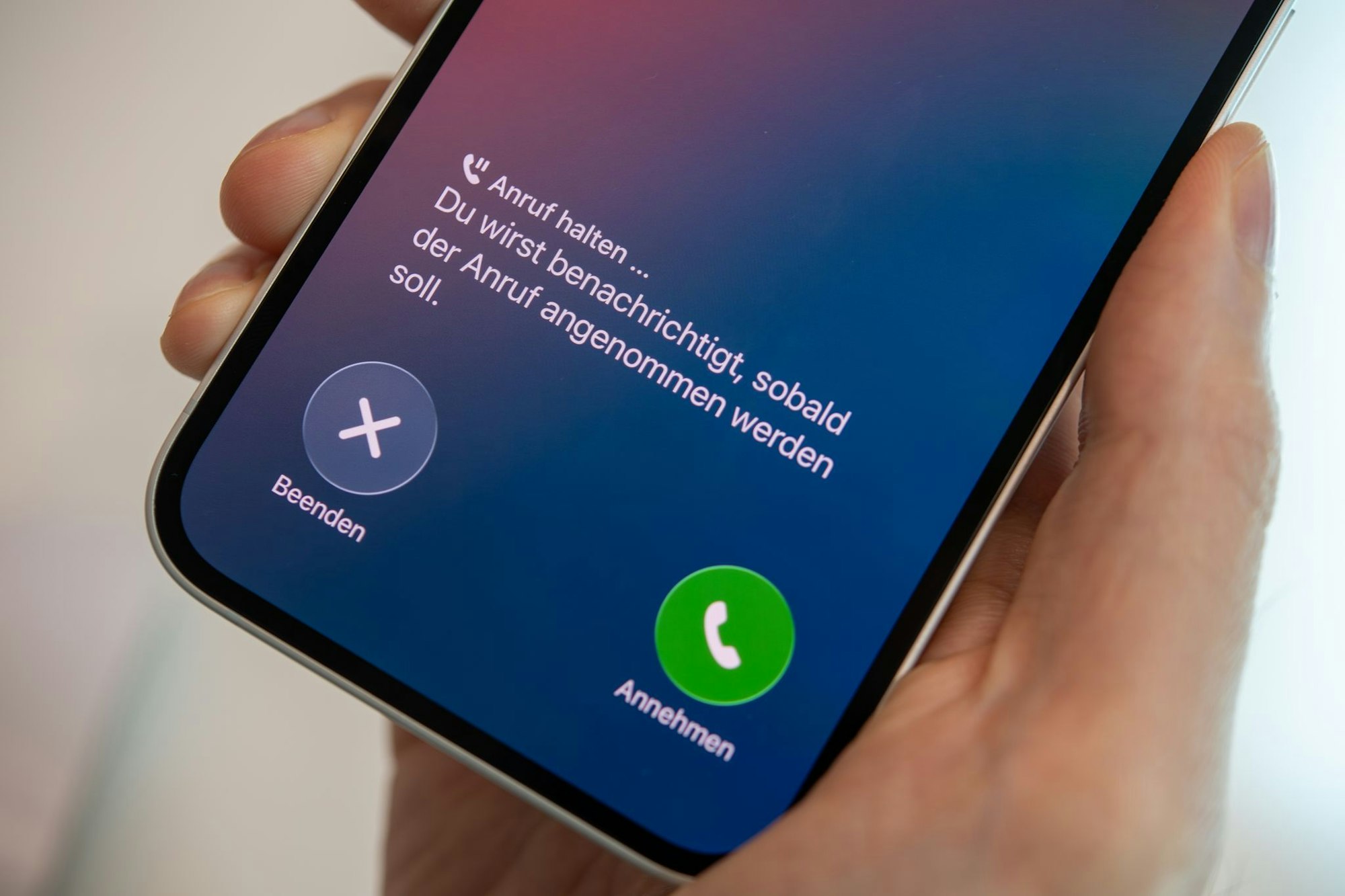 Keine Lust auf Warteschleifenmusik? iOS 26 kann Warteschleifen überwachen und meldet sich, wenn ein Mensch rangeht.