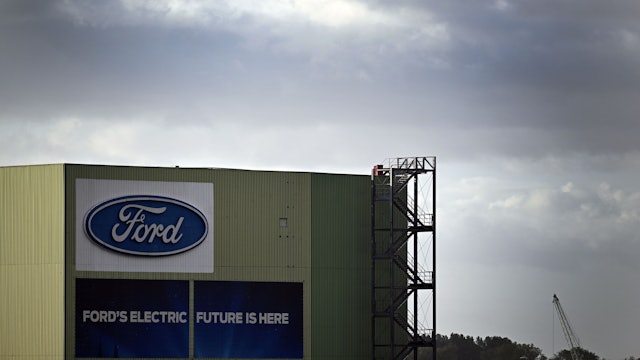 Köln: Wolken ziehen über ein Gebäude mit dem Ford-Logo auf dem Gelände der Ford-Werke.