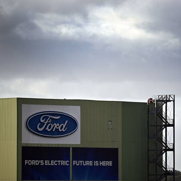 Köln: Wolken ziehen über ein Gebäude mit dem Ford-Logo auf dem Gelände der Ford-Werke.