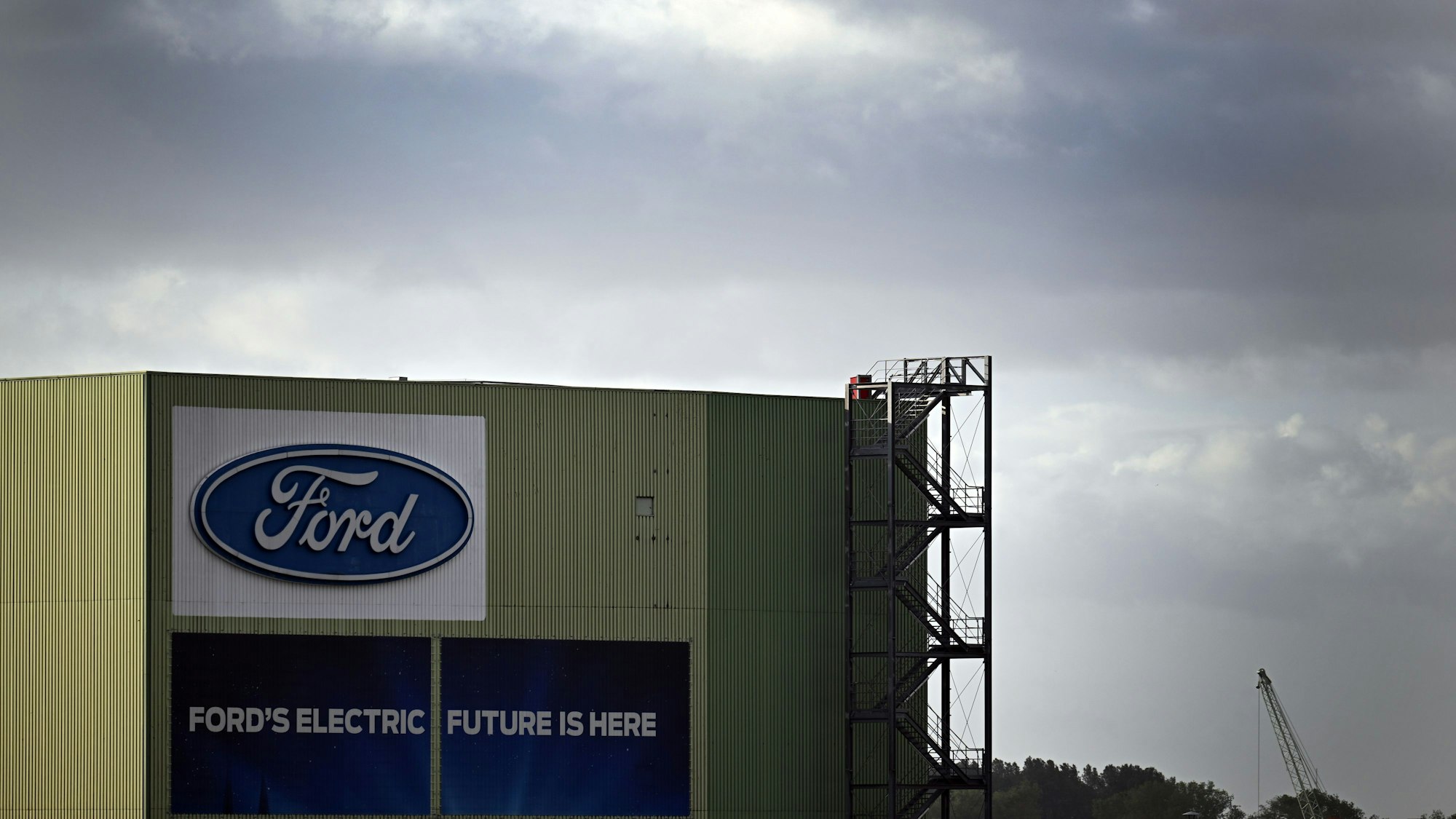 Köln: Wolken ziehen über ein Gebäude mit dem Ford-Logo auf dem Gelände der Ford-Werke.