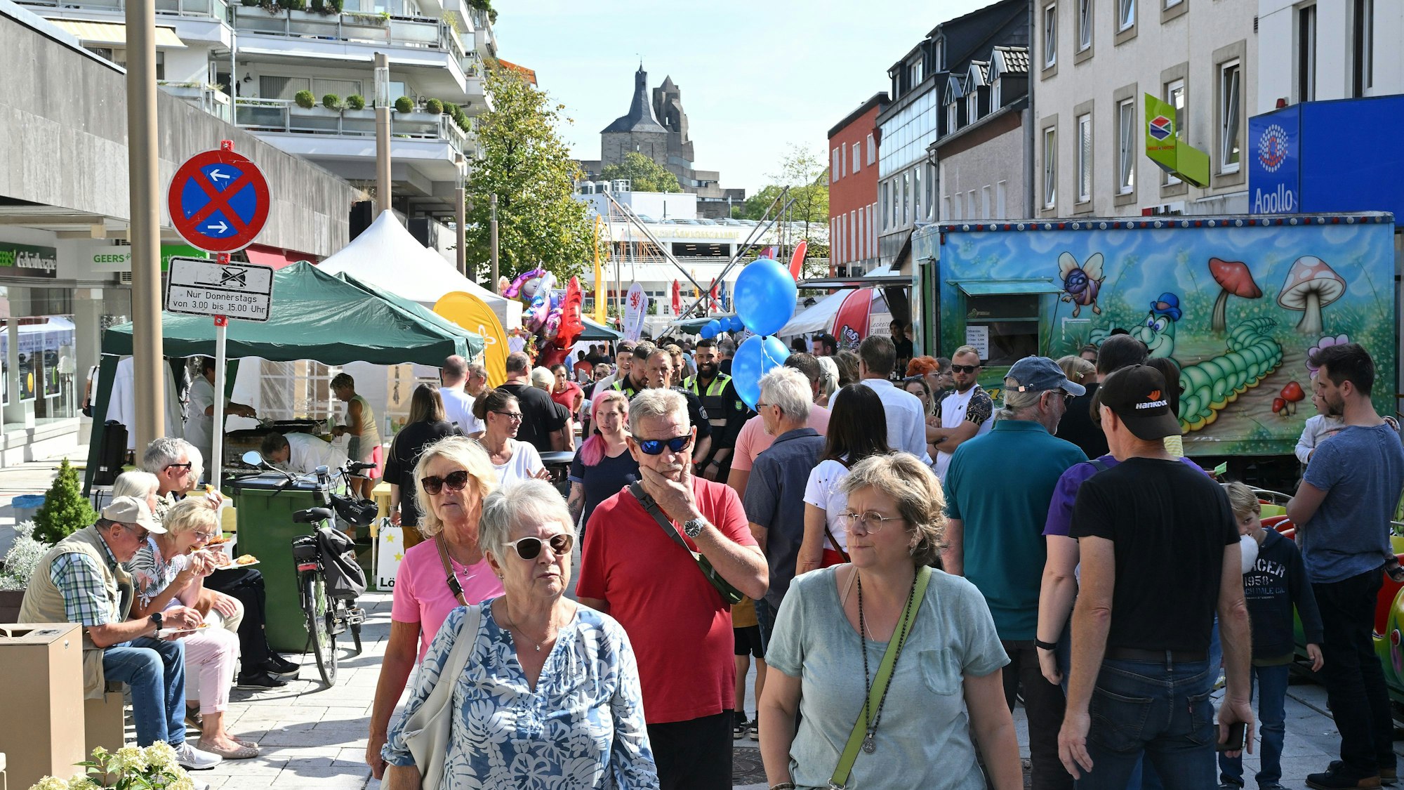 Das Foto zeigt Besucher des Bensberger Herbstfestes
