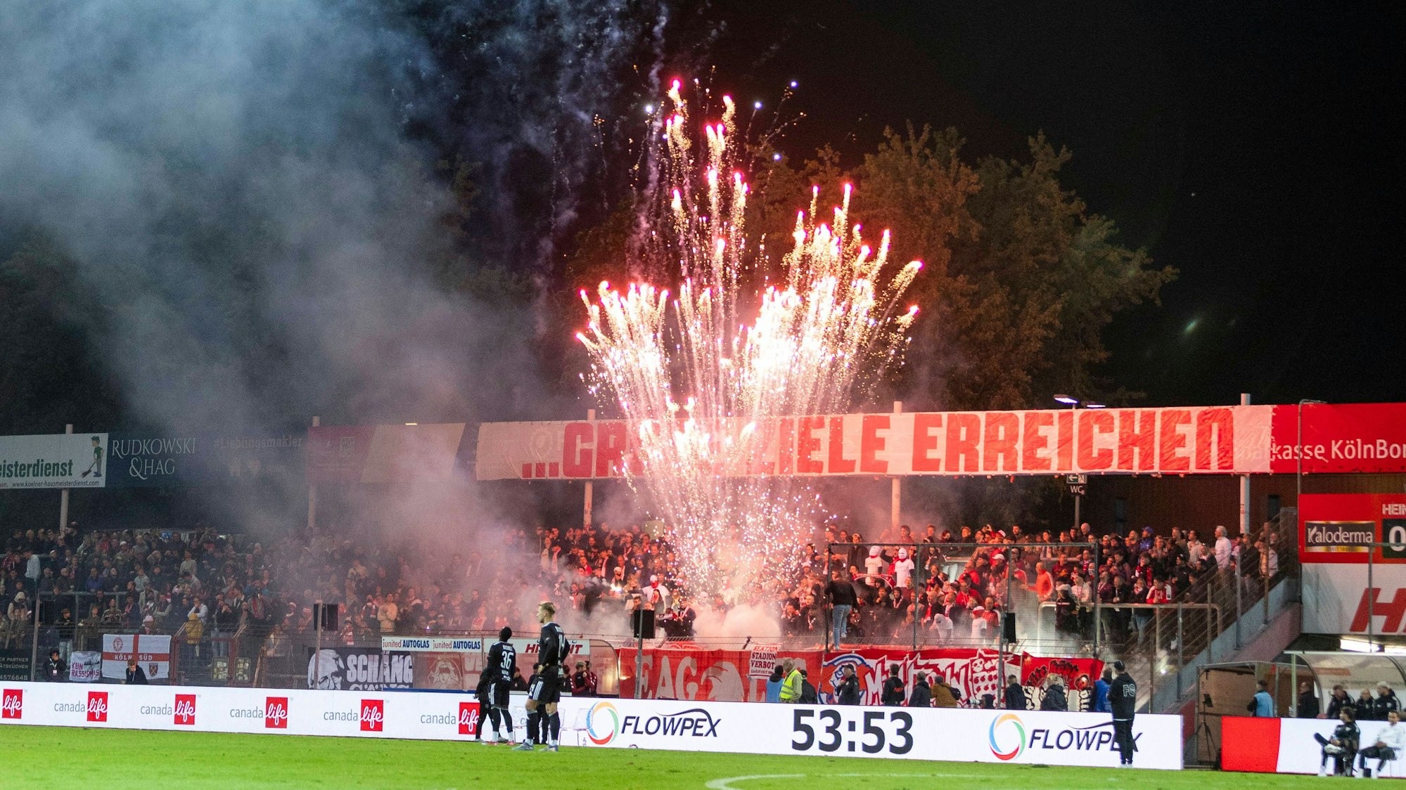 Die Pyroshow der Fortuna Köln-Fans, die für eine Unterbrechung sorgte.