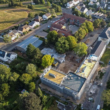 Das Bild zeigt den Komplex der Franziskusschule aus der Luft fotografiert.