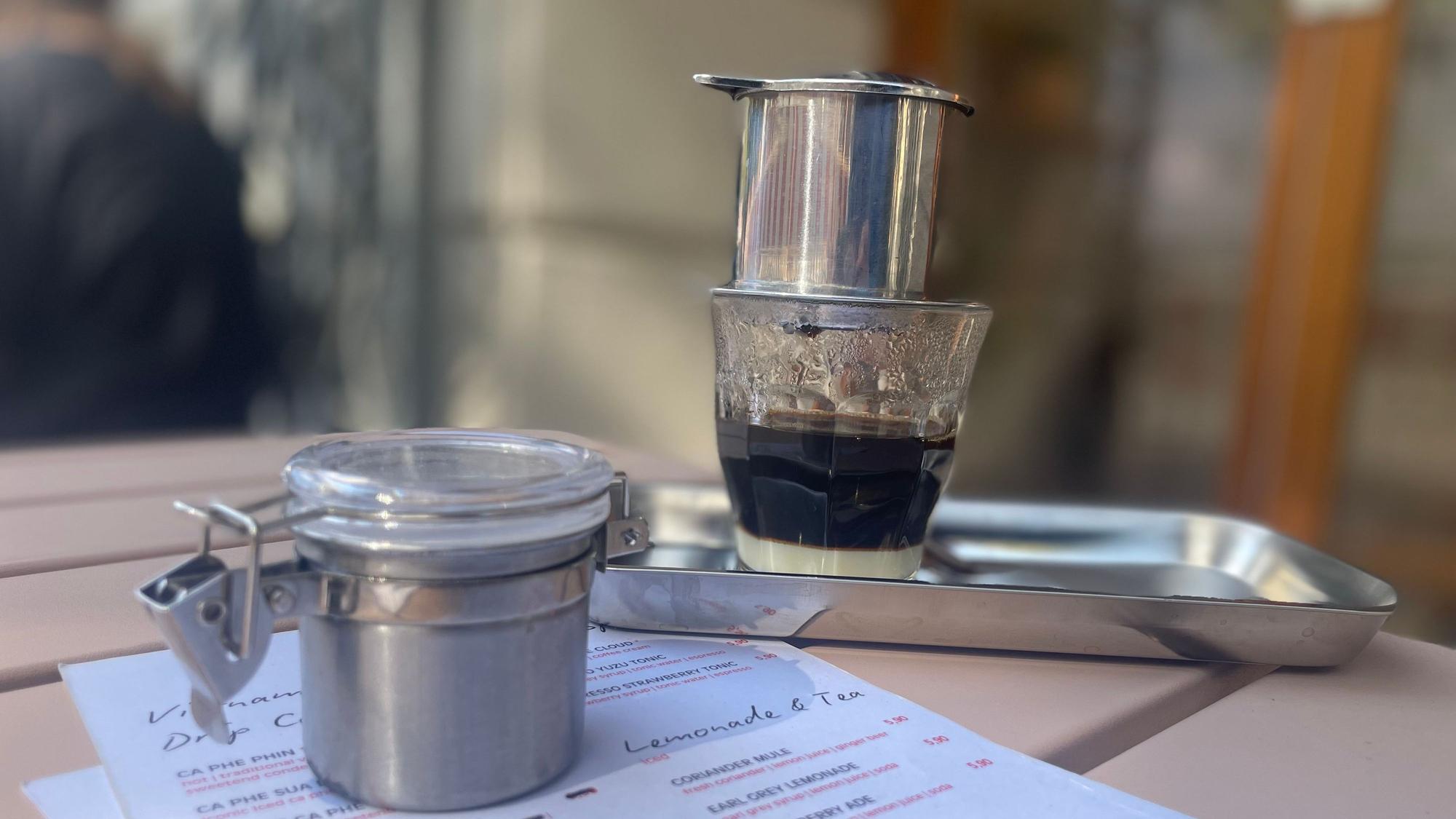 Filterkaffe auf vietnamesisch: der Drip Kaffee mit Kondensmilch.
