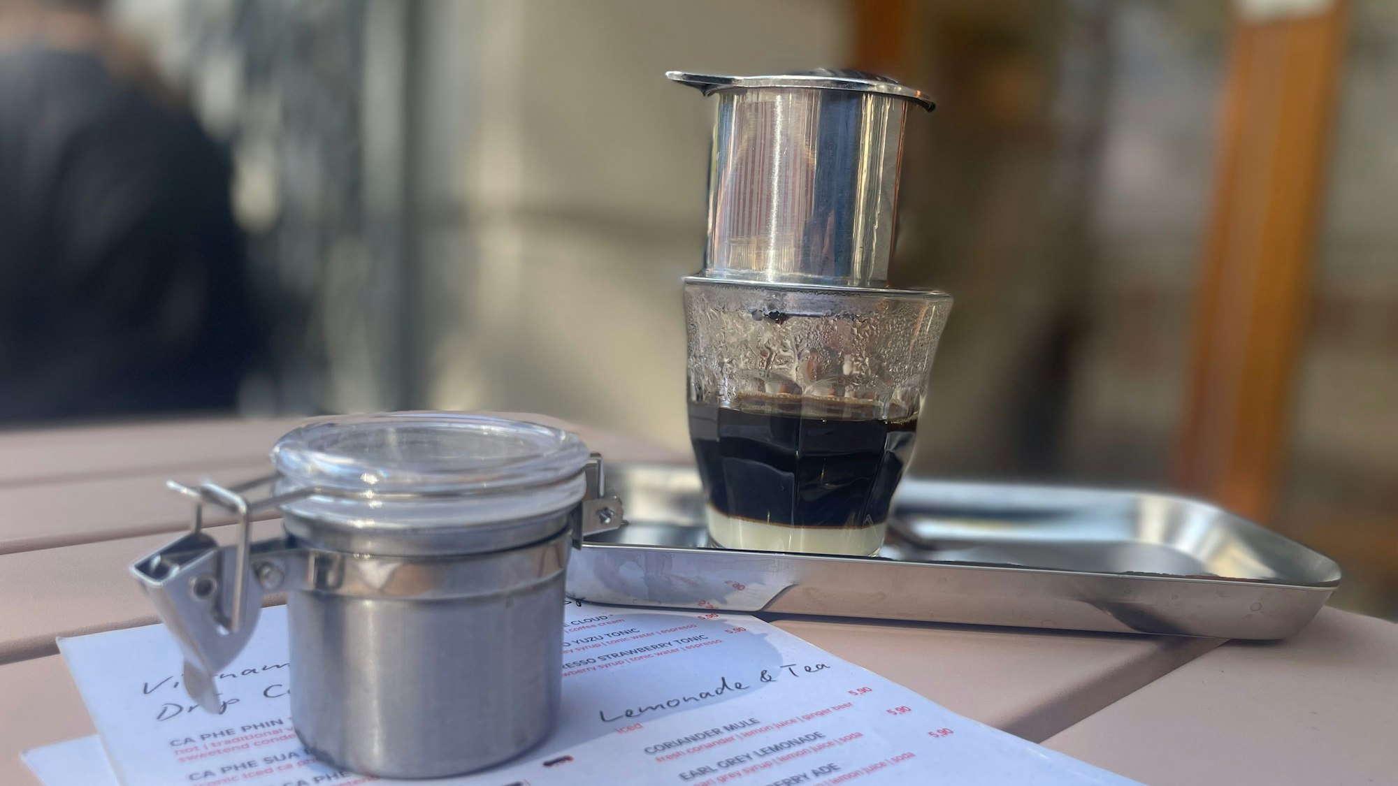 Filterkaffe auf vietnamesisch: der Drip Kaffee mit Kondensmilch.