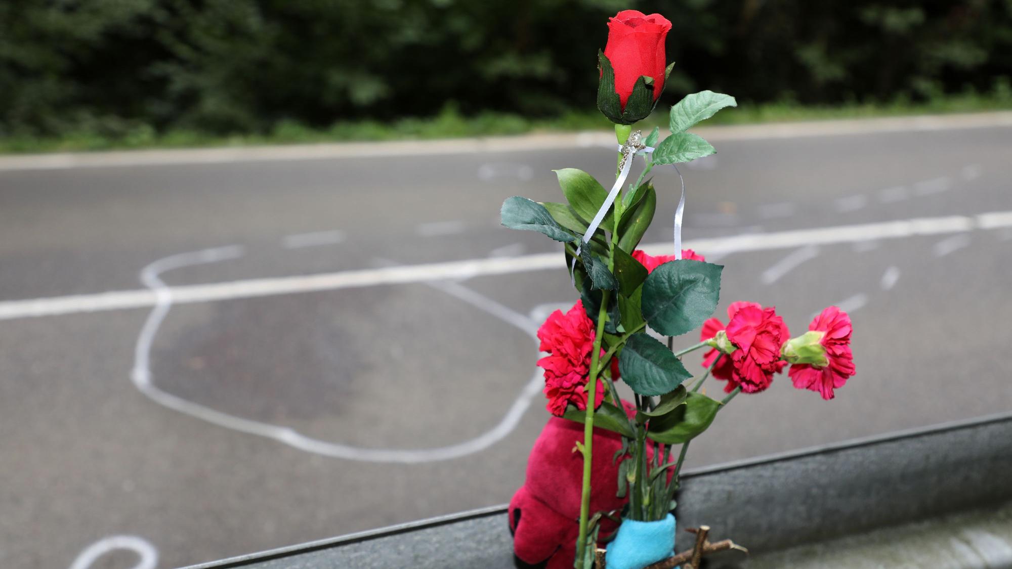 Blumen stecken an einer Leitplanke, vor der am 16. August ein Auto verunglückte, in dem vier Menschen ums Leben kamen.