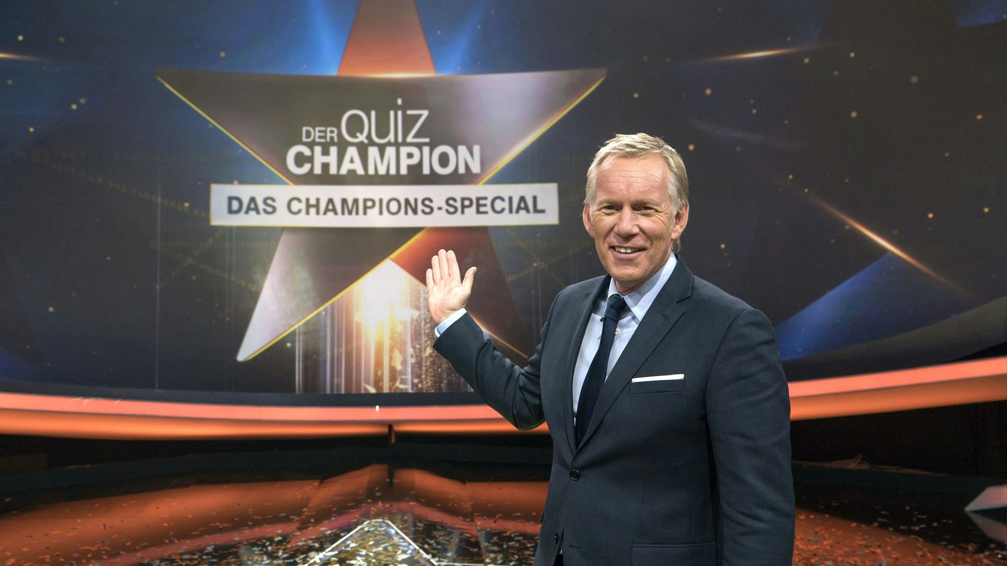 Moderator Johannes B. Kerner steht vor der LED-Wand im Studio der ZDF-Show „Der Quiz-Champion - Das Champions-Special“.