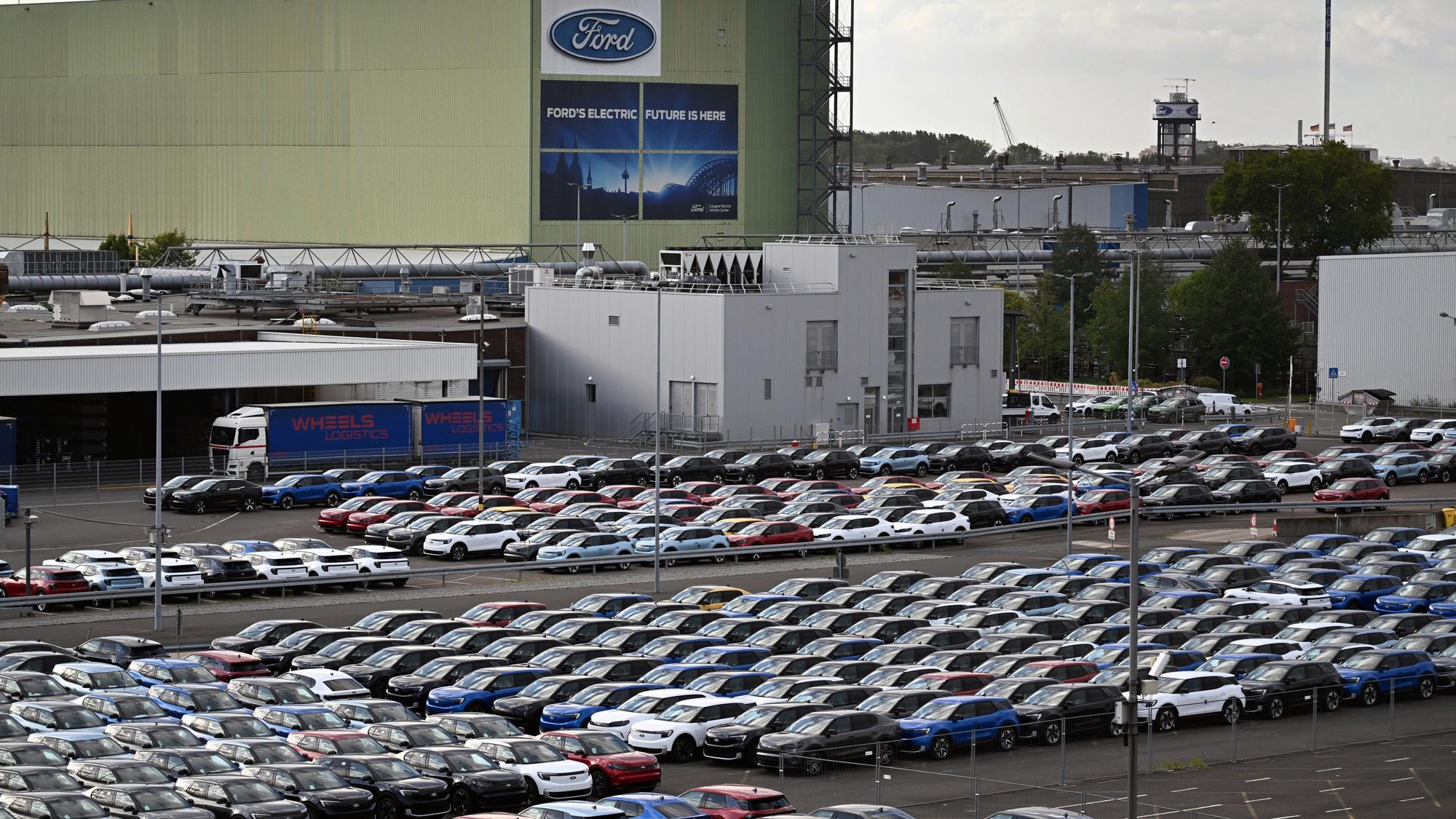 Köln: Fabrikneue Ford-Autos stehen zur Auslieferung bereit auf dem Gelände der Ford-Werke.