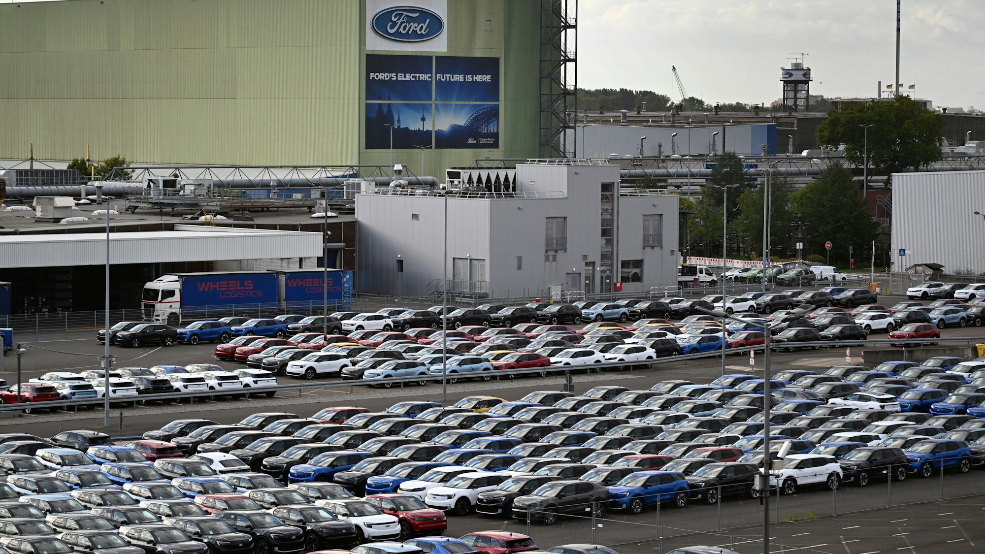 Köln: Fabrikneue Ford-Autos stehen zur Auslieferung bereit auf dem Gelände der Ford-Werke.