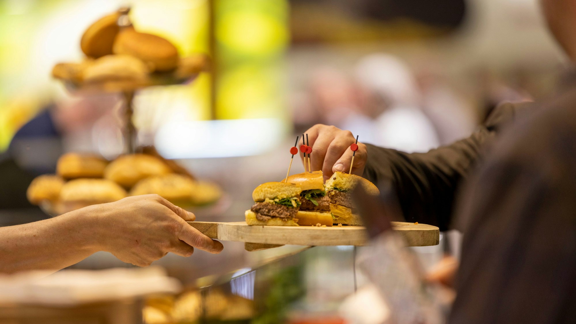 Neuheiten können Fachbesucher jetzt wieder auf der Ernährungsmittel Anuga probieren.