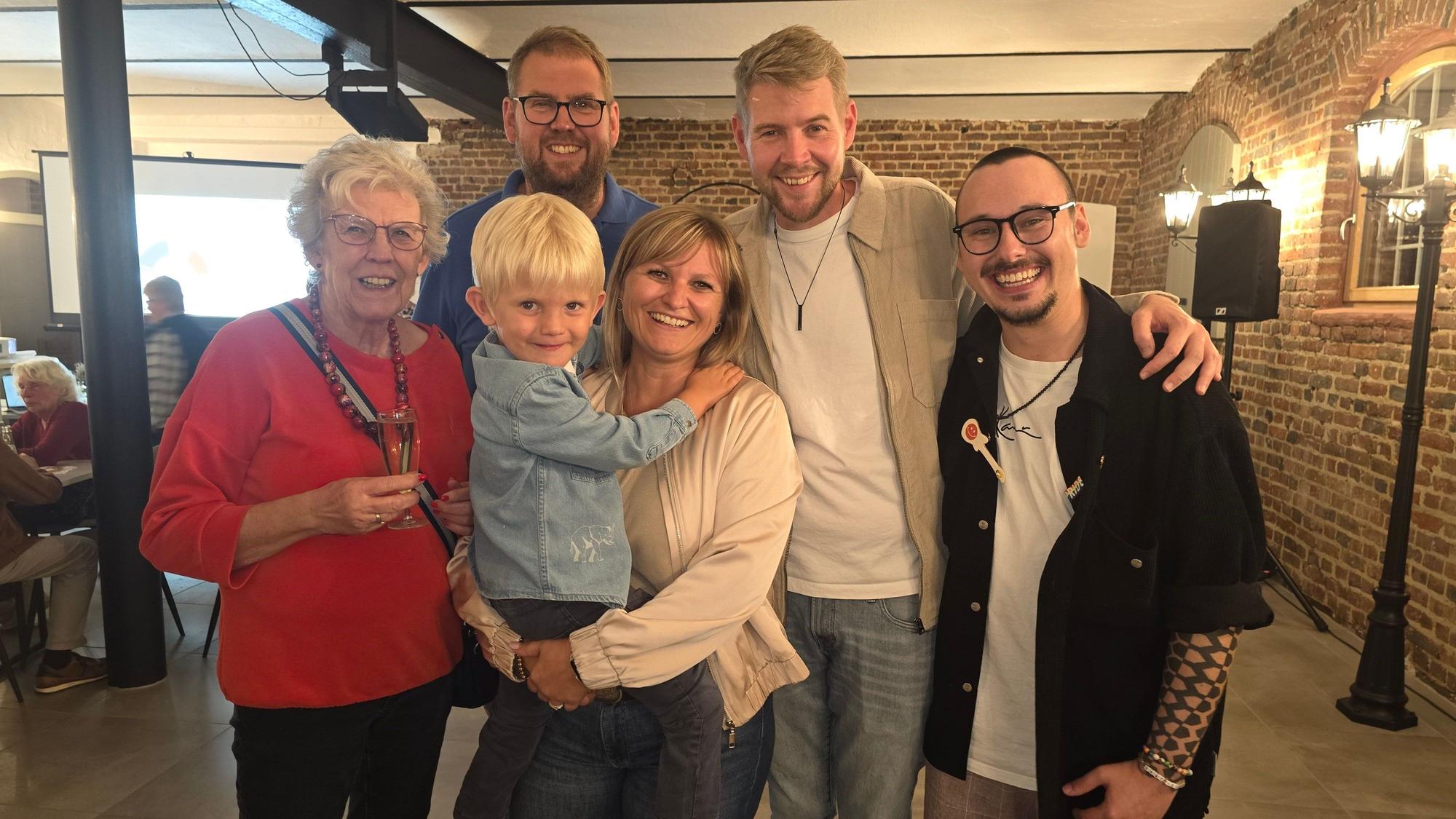 Mit Familienmitgliedern genoss Tobias Leuning (2.v.r.) den Wahlabend in Essig.