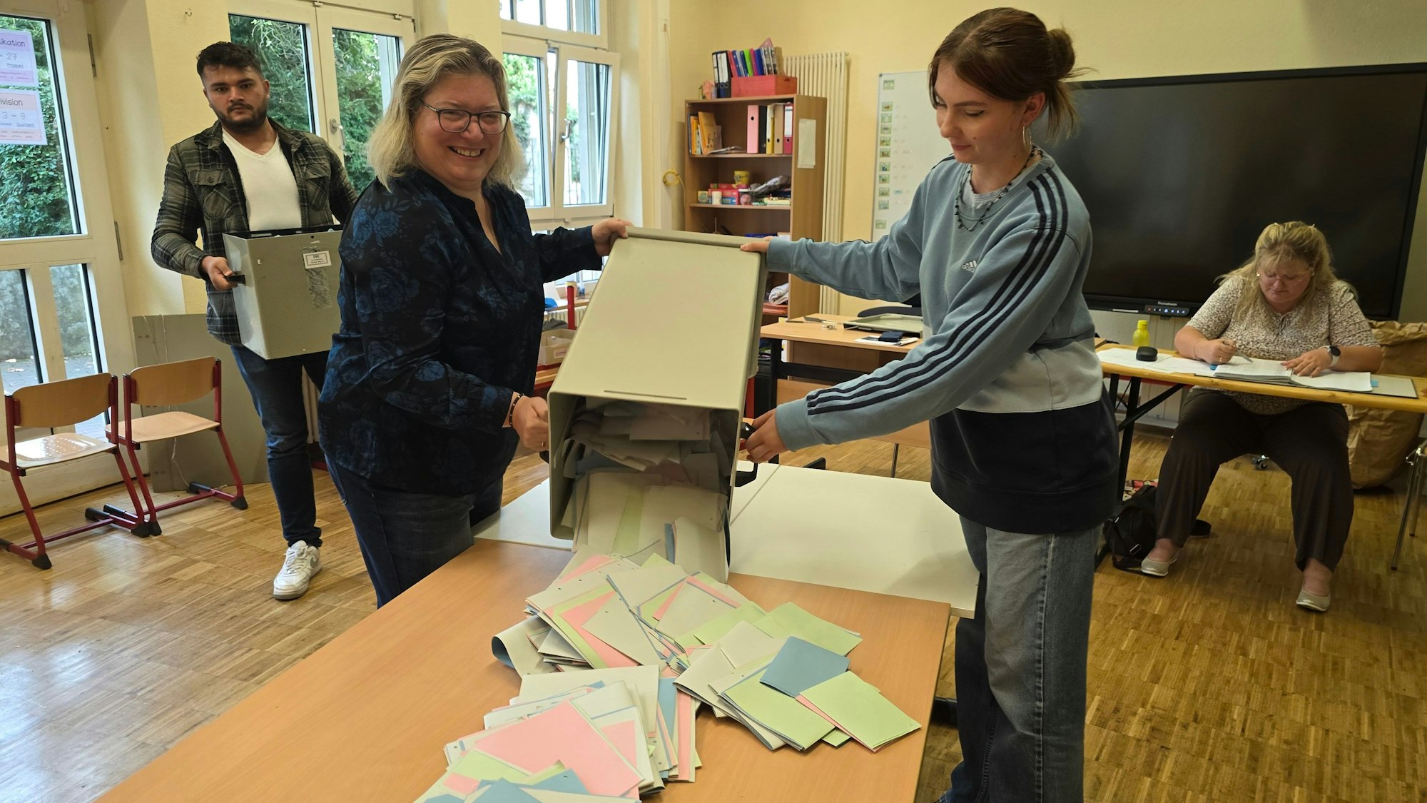 Um Punkt 18 Uhr begann auch in den Rheinbacher Wahllokalen – hier in Wormersdorf – die Auszählung der Stimmen.